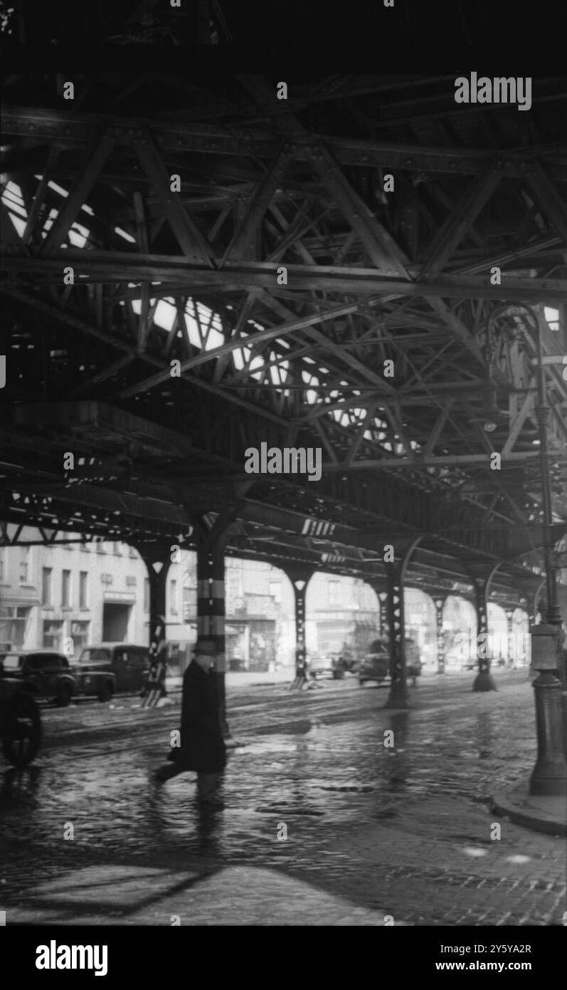 Scène sous un quai de train surélevé à New York City C. 1952. Banque D'Images