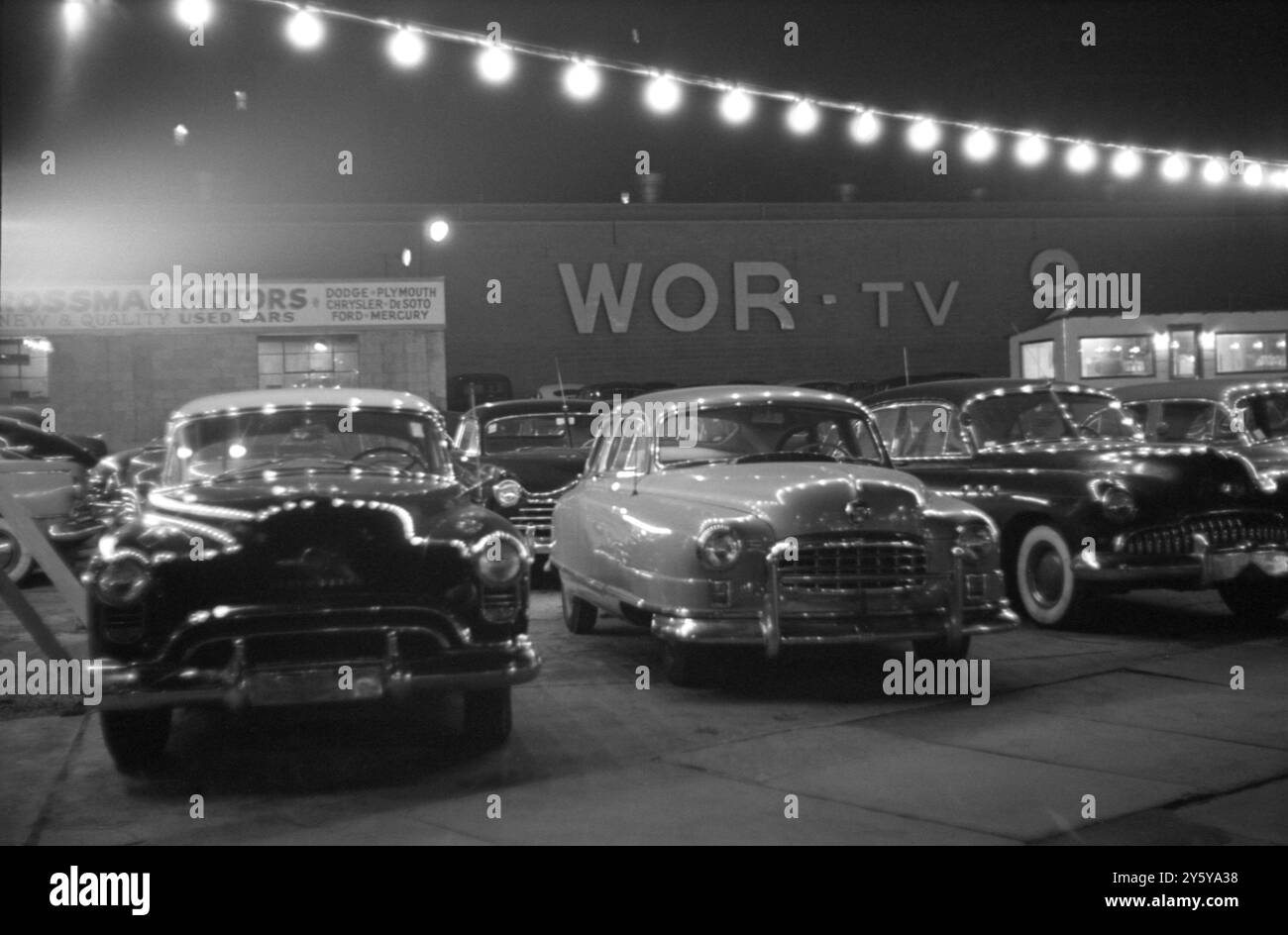 Un concessionnaire automobile New-yorkais près des studios WWOR-TV C. 1952. Banque D'Images