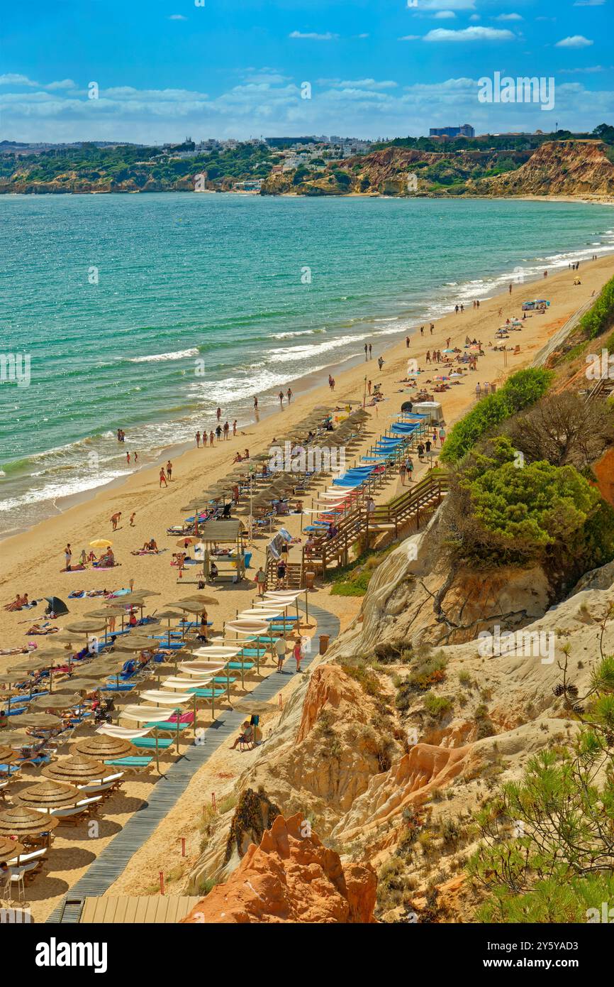 Plage de Praia da Falésia dans le village de Falésia, près d'Albufeira, Algarve occidentale, Portugal. Banque D'Images