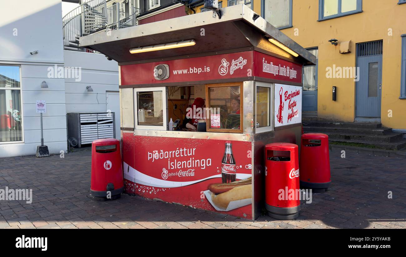 Reykjavik, Islande - 3 septembre 2024 : le célèbre kiosque à hot-dogs Baejarins Beztu Pylsur. Réputé pour être les meilleurs hot-dogs au monde. Tous les jours, custome Banque D'Images