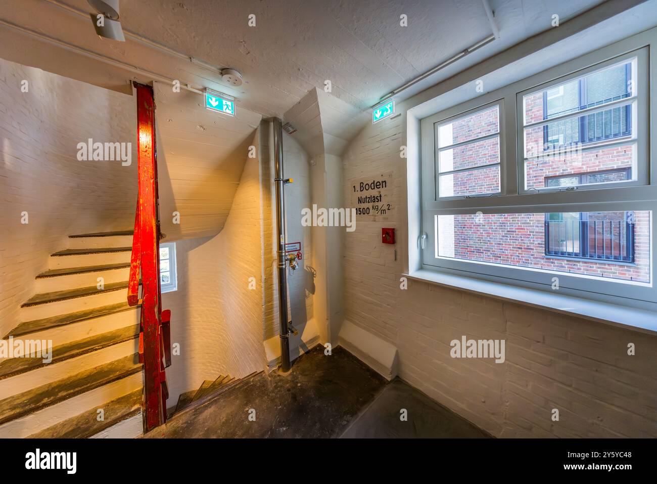 Un ancien escalier subsiste à l'intérieur de l'ancien grenier à grains sud du port de Kappeln. De nombreux éléments du bâtiment en béton des années 1930 ont été préservés lors de sa transformation d'un silo à grains en un hôtel de charme. L'ancien entrepôt de nourriture abrite désormais l'Hôtel Am Südhafen, Schleswig-Holstein, Allemagne. Banque D'Images