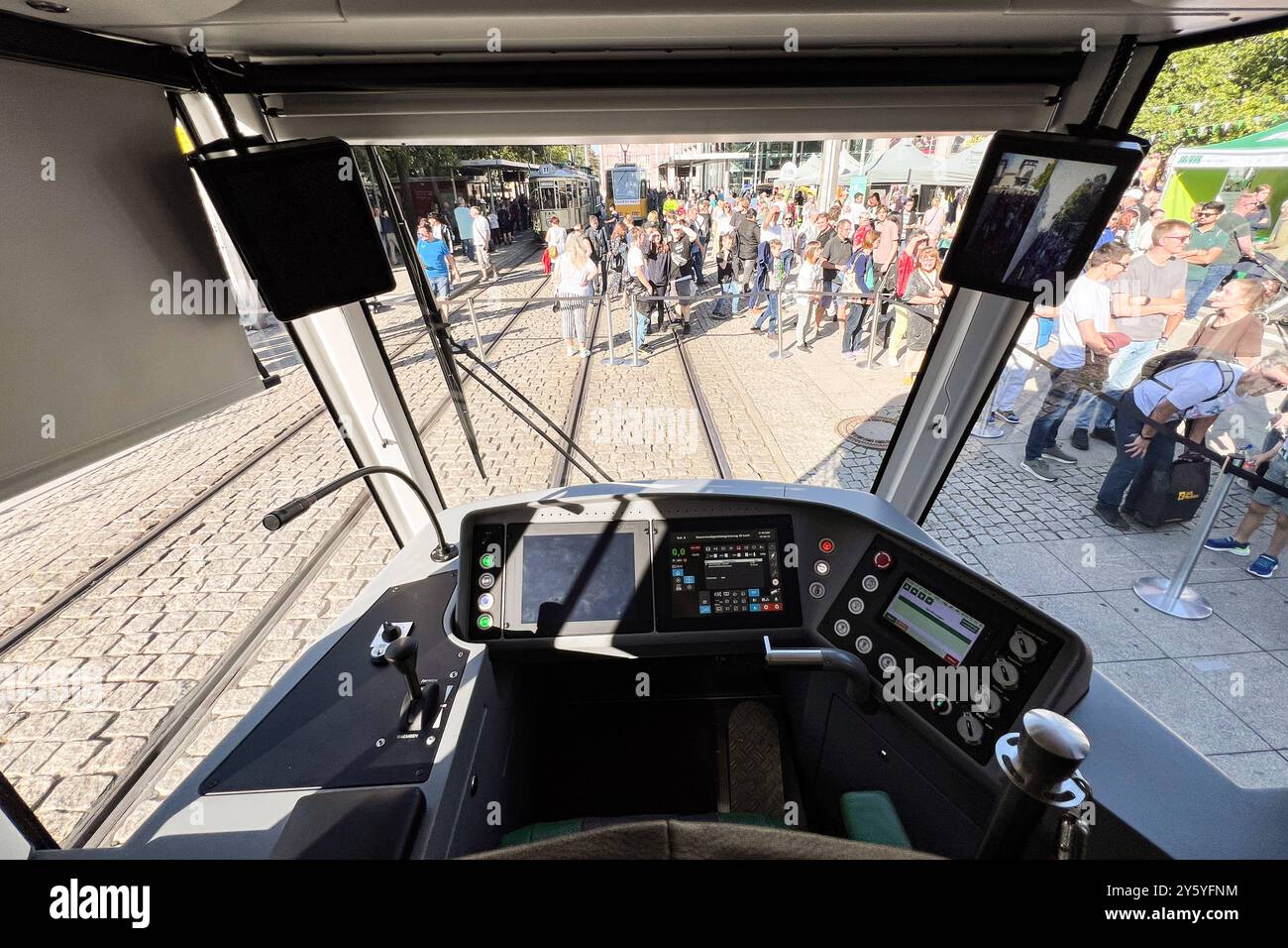 Blick in den Fahrerraum, oben gibt es zwei Bildschirme für die Aussenkameras. Die neue MVB-Straßenbahn FLEXITY Hat am Samstag à Magdeburg ihre Jungfernfahrt gehabt. Anlässlich des 125-jährigen Jubiläums der Magdeburger Verkehrsbetriebe MVB wird die Straßenbahn BEI einem Fest auf dem Willy-Brandt-Platz vorgestellt. Die MVB haben 35 modelle der neuen Generation BEI Alstom à Bautzen bestellt. Die MVB haben nach eigenen Angaben 35 Modelle BEI Alstom im sächsischen Bautzen bestellt C Lebensdauer rund 32 Jahre.190 Millionen kostet die Entwicklung, der Bau und die Anschaffung der 35 Triebwagen sowie Banque D'Images