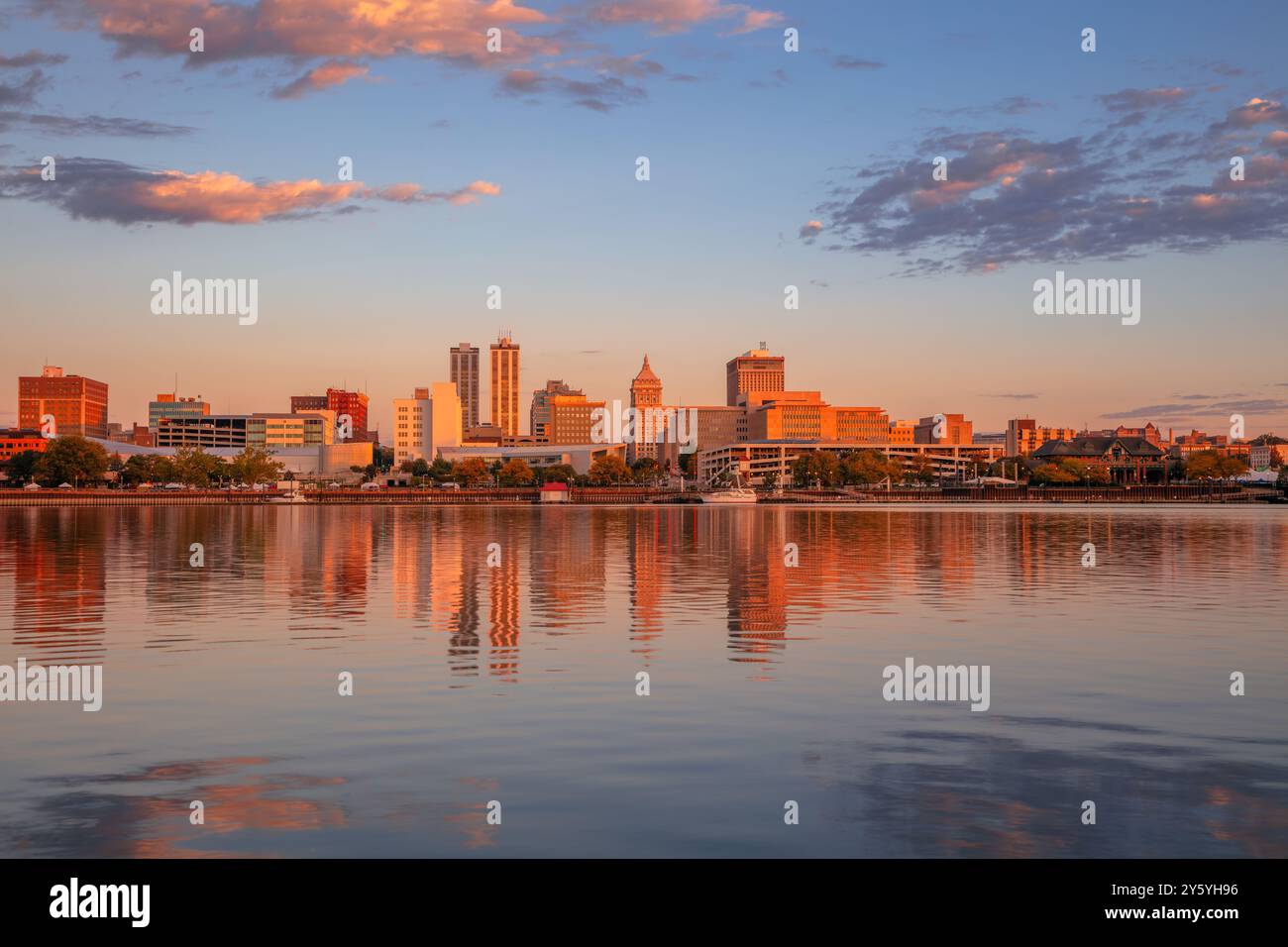 Peoria, Illinois, États-Unis. Image de paysage urbain de Peoria skyline, Illinois, États-Unis avec reflet des lumières de la ville dans la rivière Illinois au lever du soleil d'automne. Banque D'Images