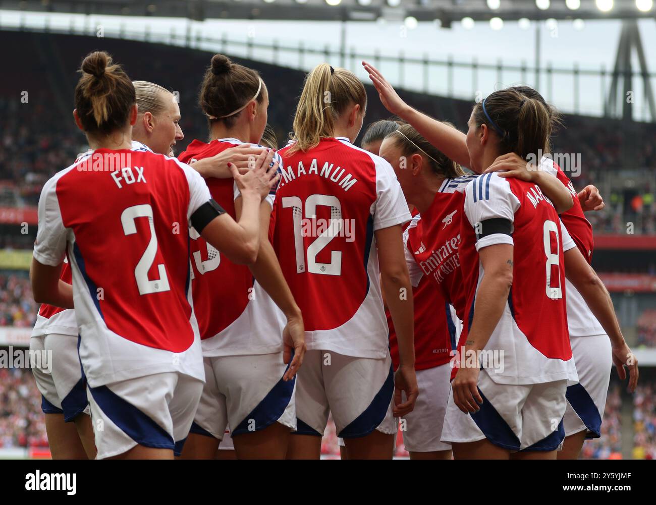 Les joueurs se rassemblent pour célébrer le but d'ouverture des arsenaux lors du match de Super League féminine Barclays FA entre Arsenal et Manchester City à l'Emirates Stadium de Londres le dimanche 22 septembre 2024. (Photo : Jade Cahalan | mi News) crédit : MI News & Sport /Alamy Live News Banque D'Images