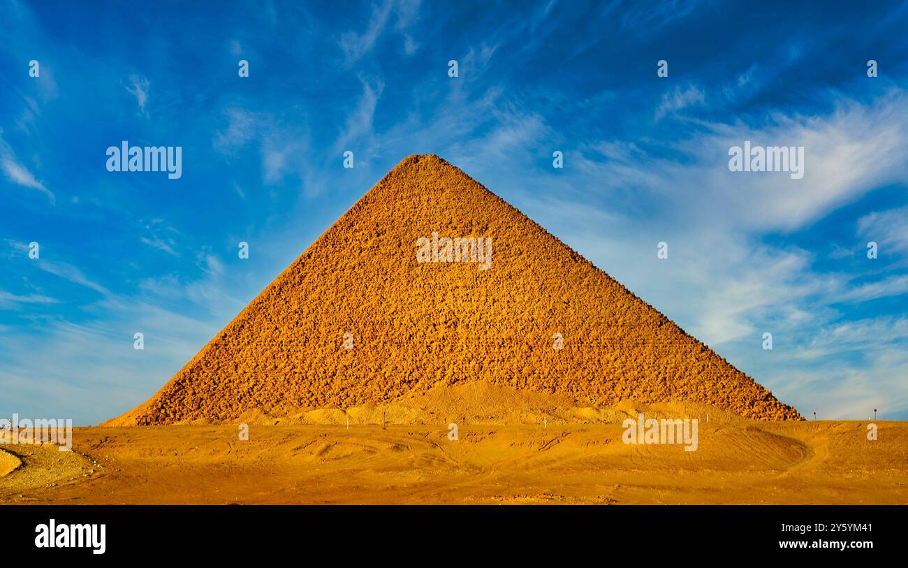 Red Pyramid est l'une des plus grandes réalisations dans la construction de pyramides comme une première vraie pyramide par le Pharoah Snefuru vu dans une vue spectaculaire grand angle à la nécropole de Dahshur Banque D'Images