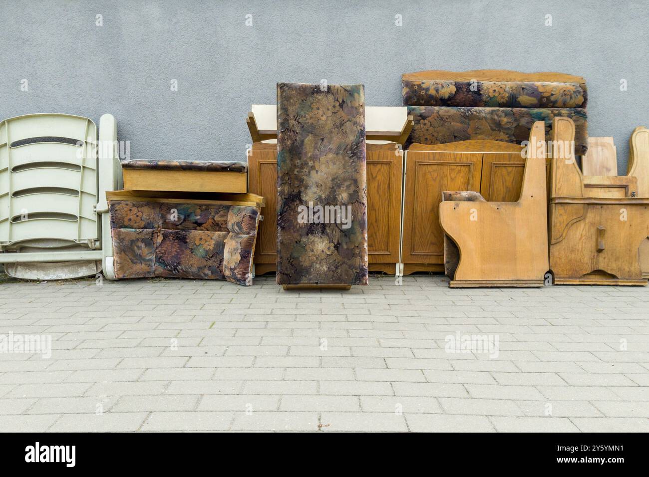 Vieux meubles rembourrés et articles en bois empilés à l'extérieur Banque D'Images