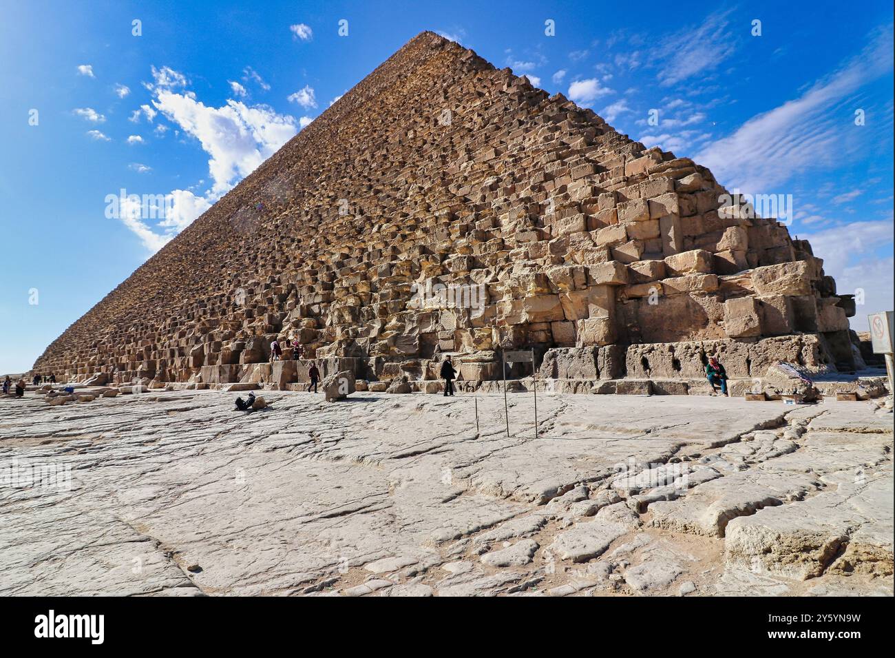 Grande Pyramide de Khufu construite en 2600 av. J.-C. pour le pharoah Khufu, souverain de la IVe dynastie de l'ancien Empire sur le plateau de Gizeh par une journée brillante avec un ciel bleu au Caire, Egypte Banque D'Images