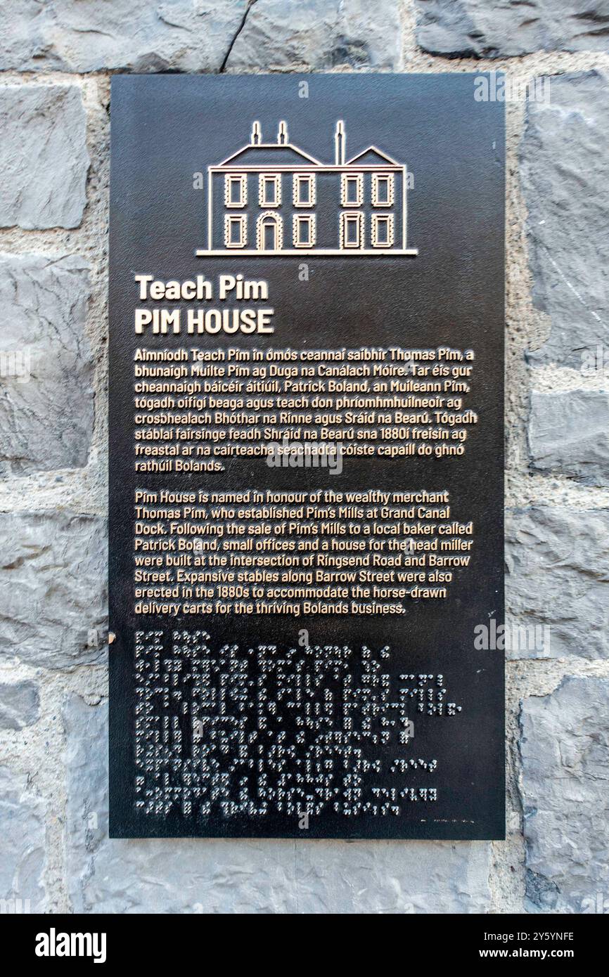 Une plaque devant Pim House, qui fait partie du nouveau complexe Boland Mills de Google à Grand canal Dock, Dublin, Irlande. Banque D'Images