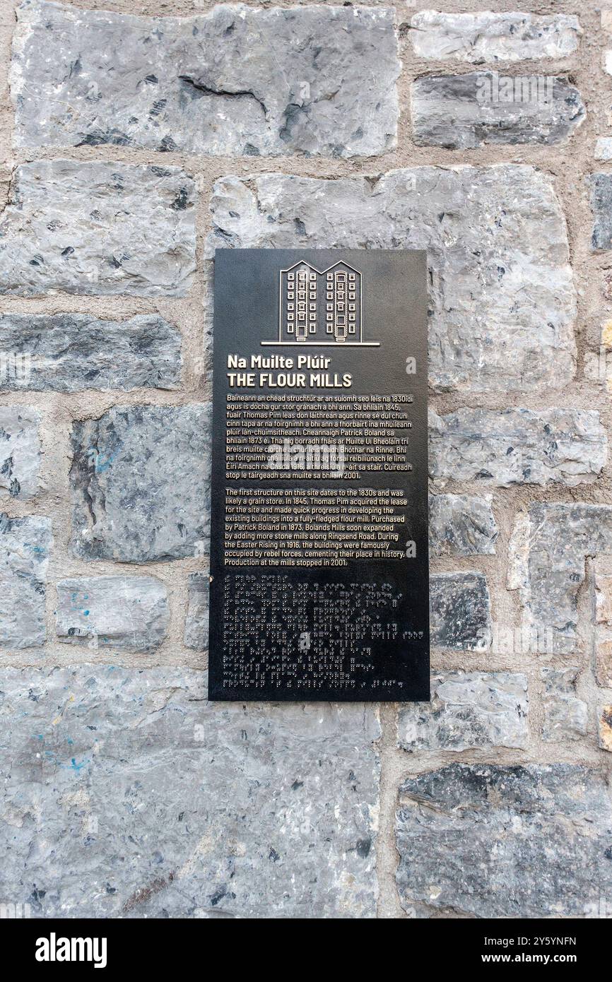Une plaque à l'extérieur de Bolands Mills, siège de Google à Dublin, Irlande, détaillant l'histoire du site. Banque D'Images