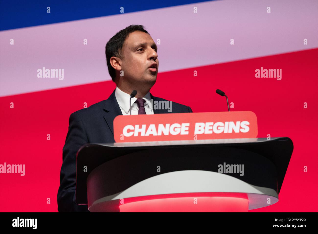 Liverpool, Royaume-Uni. 23 septembre 2024. Anas Sarwar Chef du Parti travailliste écossais, député du Parlement écossais (MSP) pour la région de Glasgow , député de Glasgow Central, s'exprimant à la conférence du travail. Photo : Garyroberts/worldwidefeatures.com crédit : GaryRobertsphotography/Alamy Live News Banque D'Images