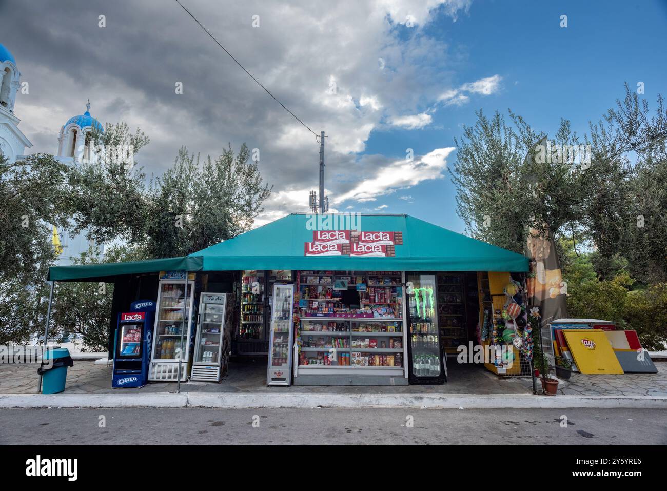 Karystos, 16 septembre 2024 : kiosque de rue Banque D'Images