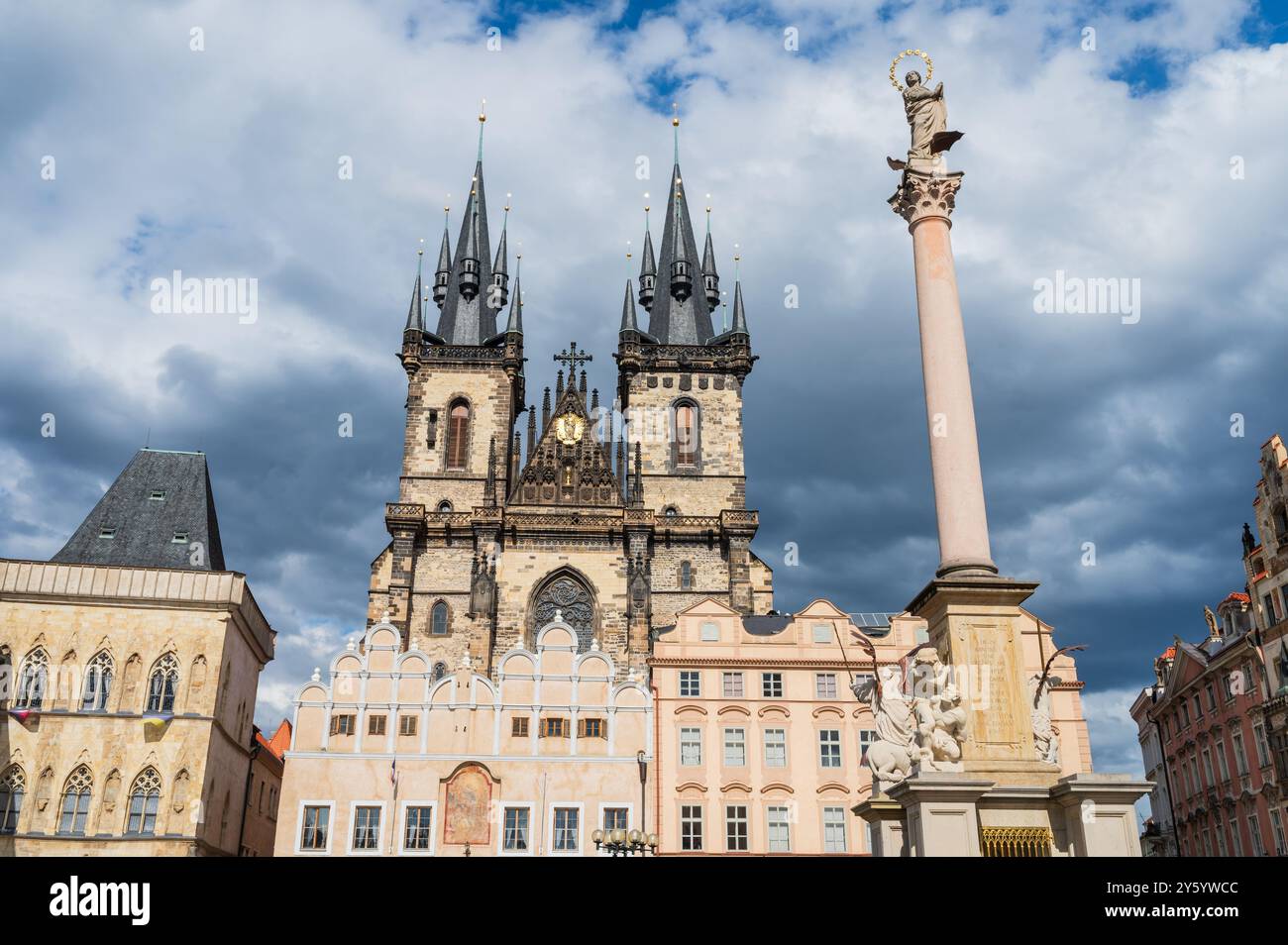 Colonne mariale (Mariánský sloup) devant l'église Tyn (Týnský chrám) sur la place de la vieille ville (Staroměstské náměstí) à Prague Banque D'Images