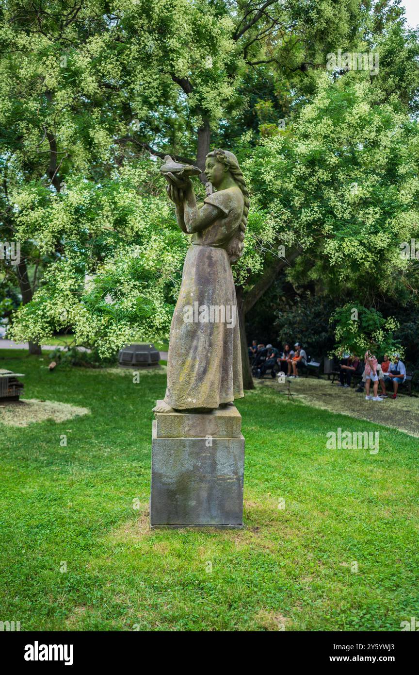 Sculptures de construction et fille avec une colombe par Kristof Kintera au parc Holubicka, Prague Banque D'Images