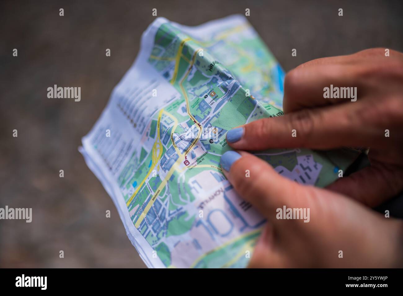 Gros plan de mains de femme tenant et pointant une carte, Prague Banque D'Images