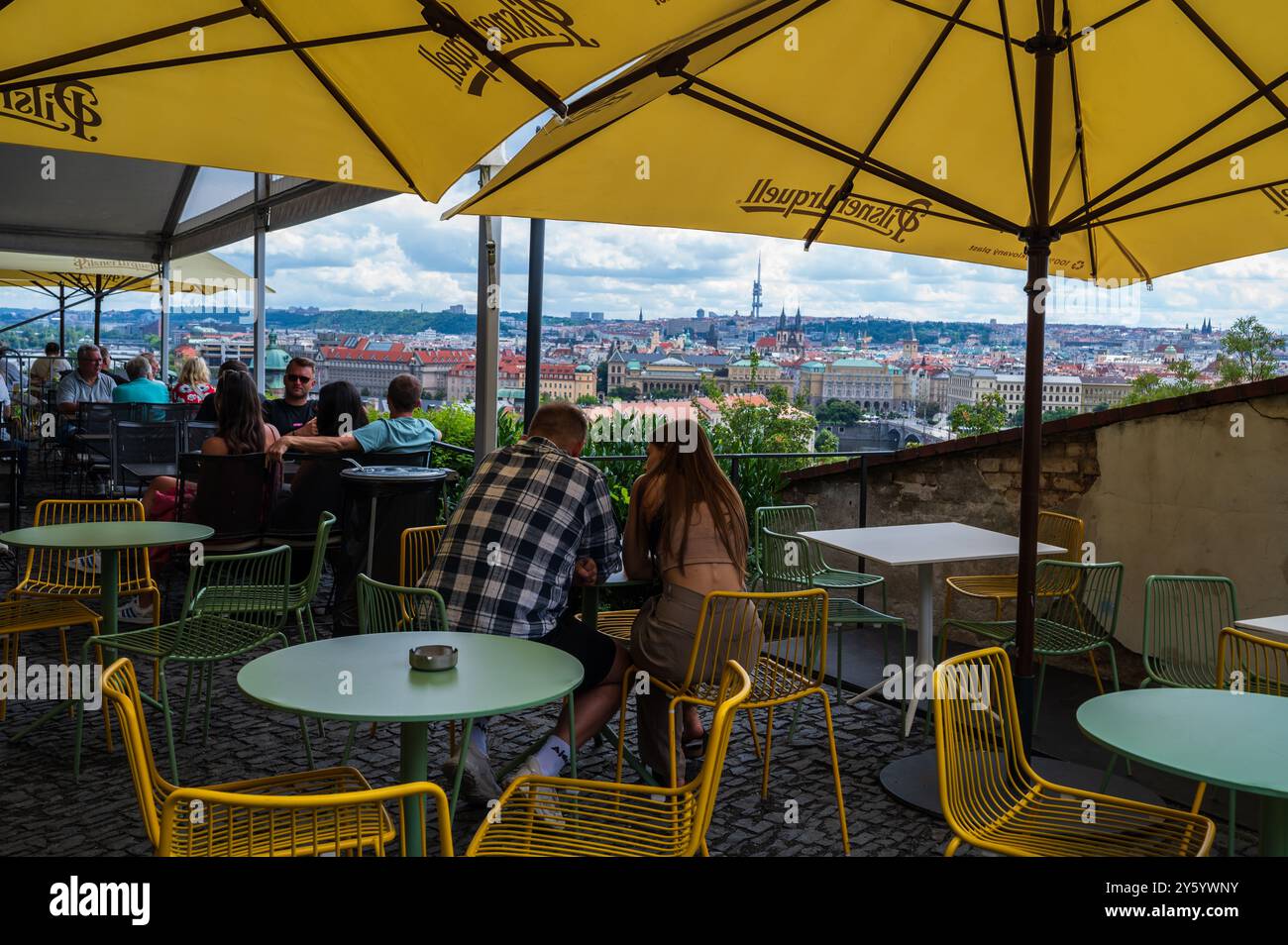 Terrasse du bar restaurant avec vue sur la ville de Prague Banque D'Images