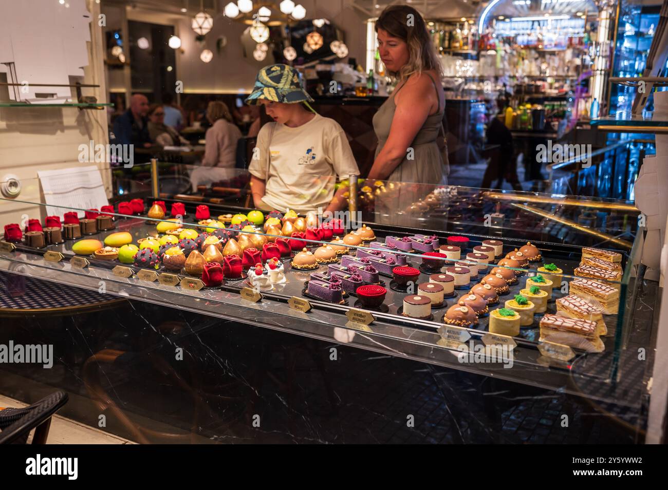 Sélection de desserts du restaurant Černá Madona Celetná à Prague Banque D'Images