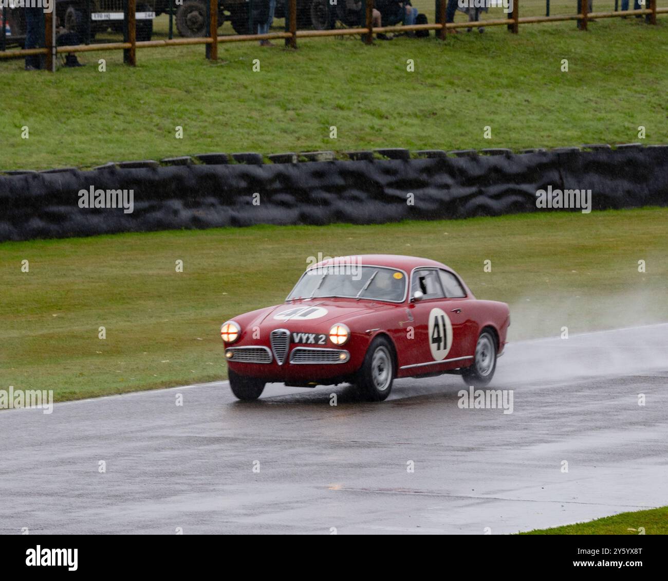 Alfa Giulietta Sprint Veloce enregistrement léger VYX2 sous la pluie au Goodwood Revival 2024 Banque D'Images