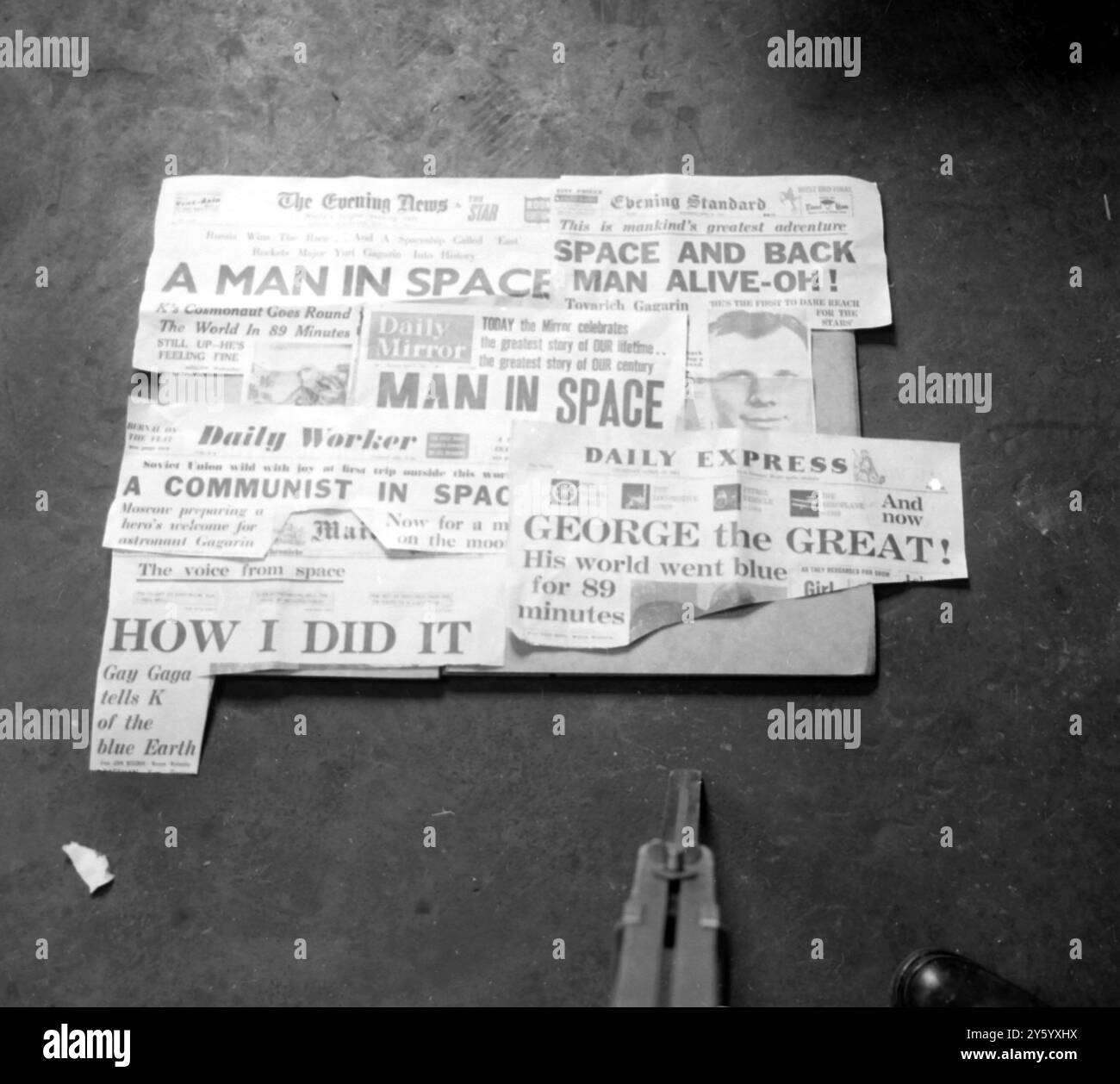 TITRES SPÉCIAUX DU JOURNAL PRAVDA DU PREMIER HOMME DANS L'ESPACE 14 AVRIL 1961 Banque D'Images