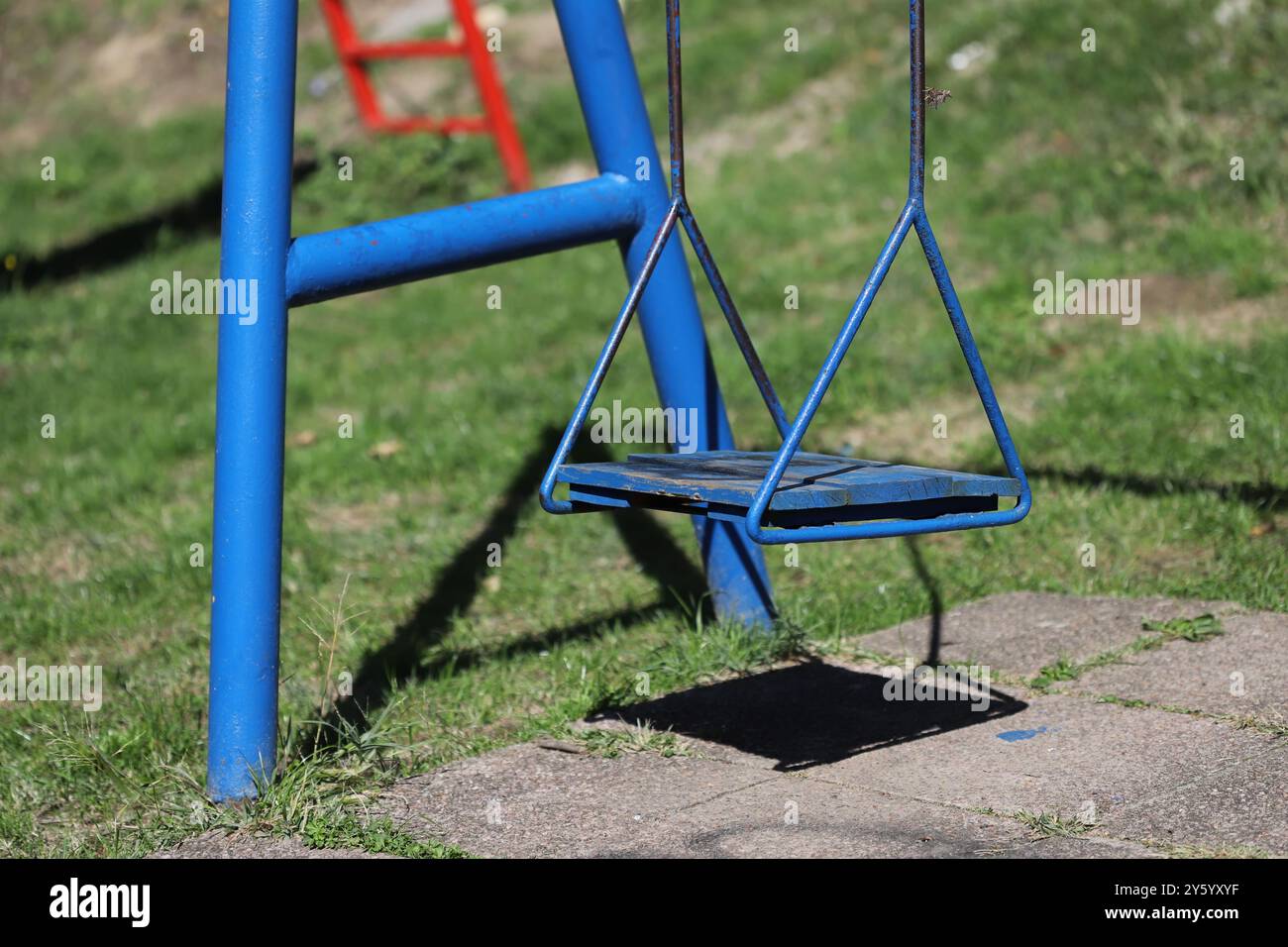 Balançoire bleue dans le parc Banque D'Images