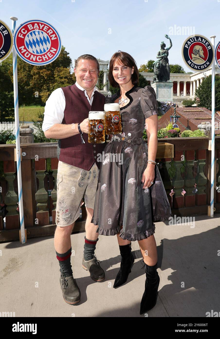 MUNICH, ALLEMAGNE - 22 SEPTEMBRE : Max Eberl membre du conseil d'administration du Sport FC Bayern München avec Natascha Fruscella participe à l'Oktoberfest au KAEFER Schaenke le 22 septembre 2024 à Munich, Allemagne. © diebilderwelt / Alamy Stock Banque D'Images