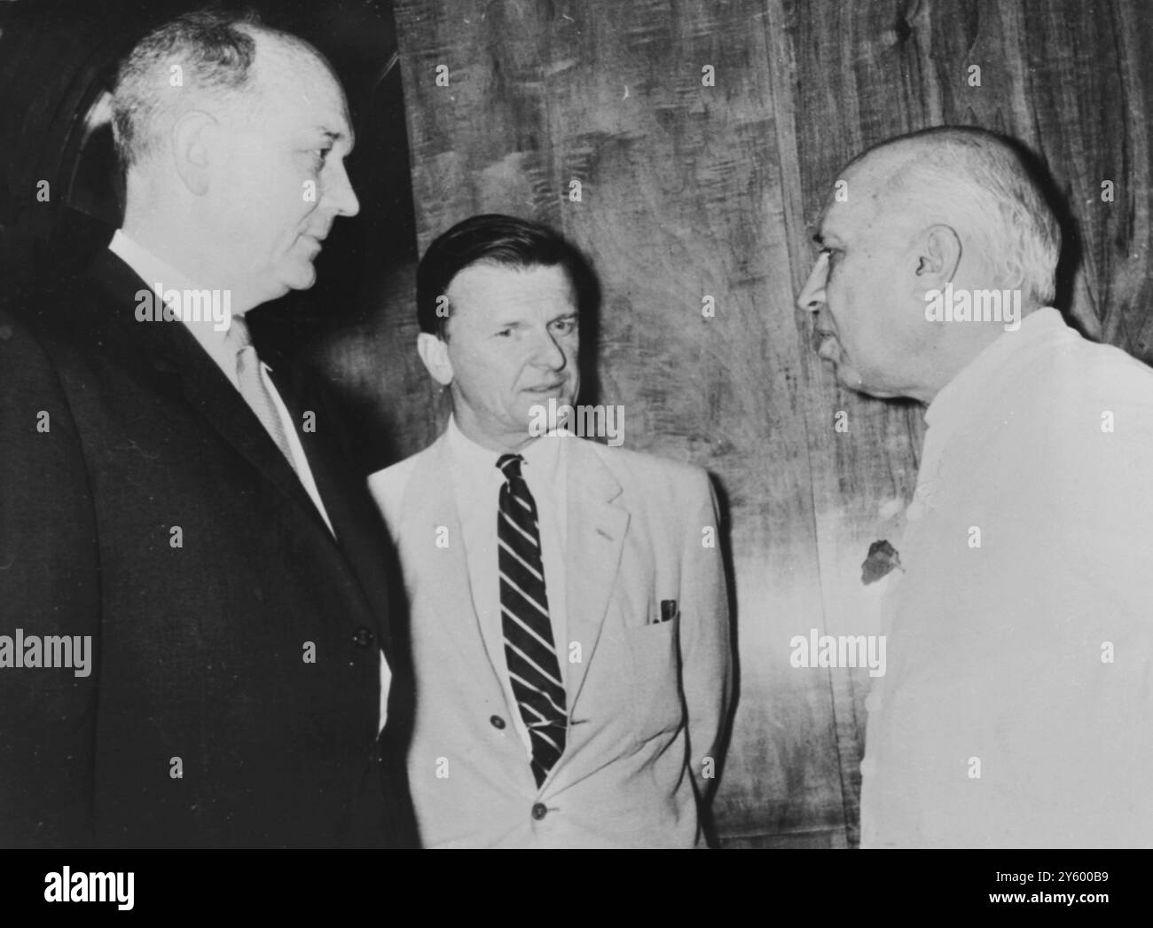 LE SECRÉTAIRE D'ETAT AMÉRICAIN DEAN RUSK AVEC LE PREMIER MINISTRE INDIEN JAWAHARLAL NEHRU CONFÉRENCE À NEW DELHI/ 4 AVRIL 1961 Banque D'Images