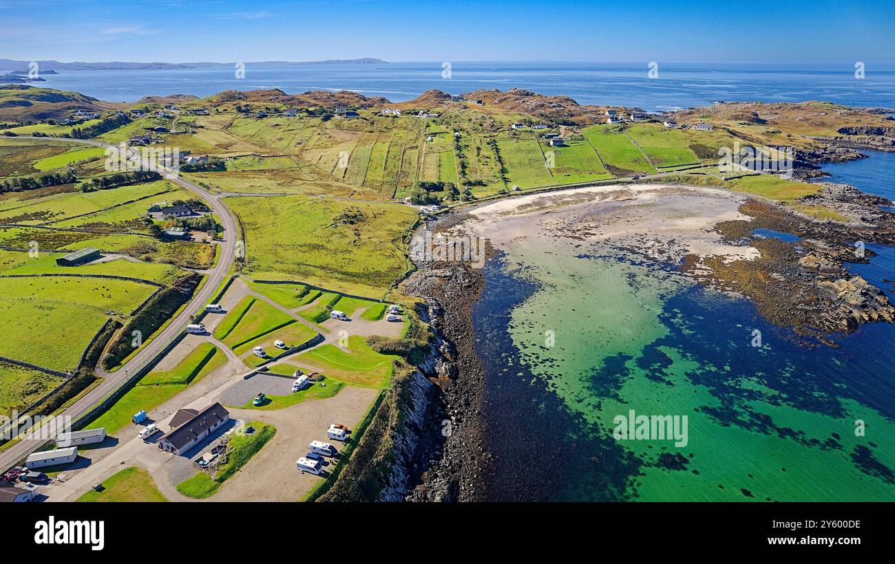 Scourie côte nord-ouest de l'Écosse à la fin de l'été, le site de caravane de la mer bleu vert baie et la route A894 Banque D'Images