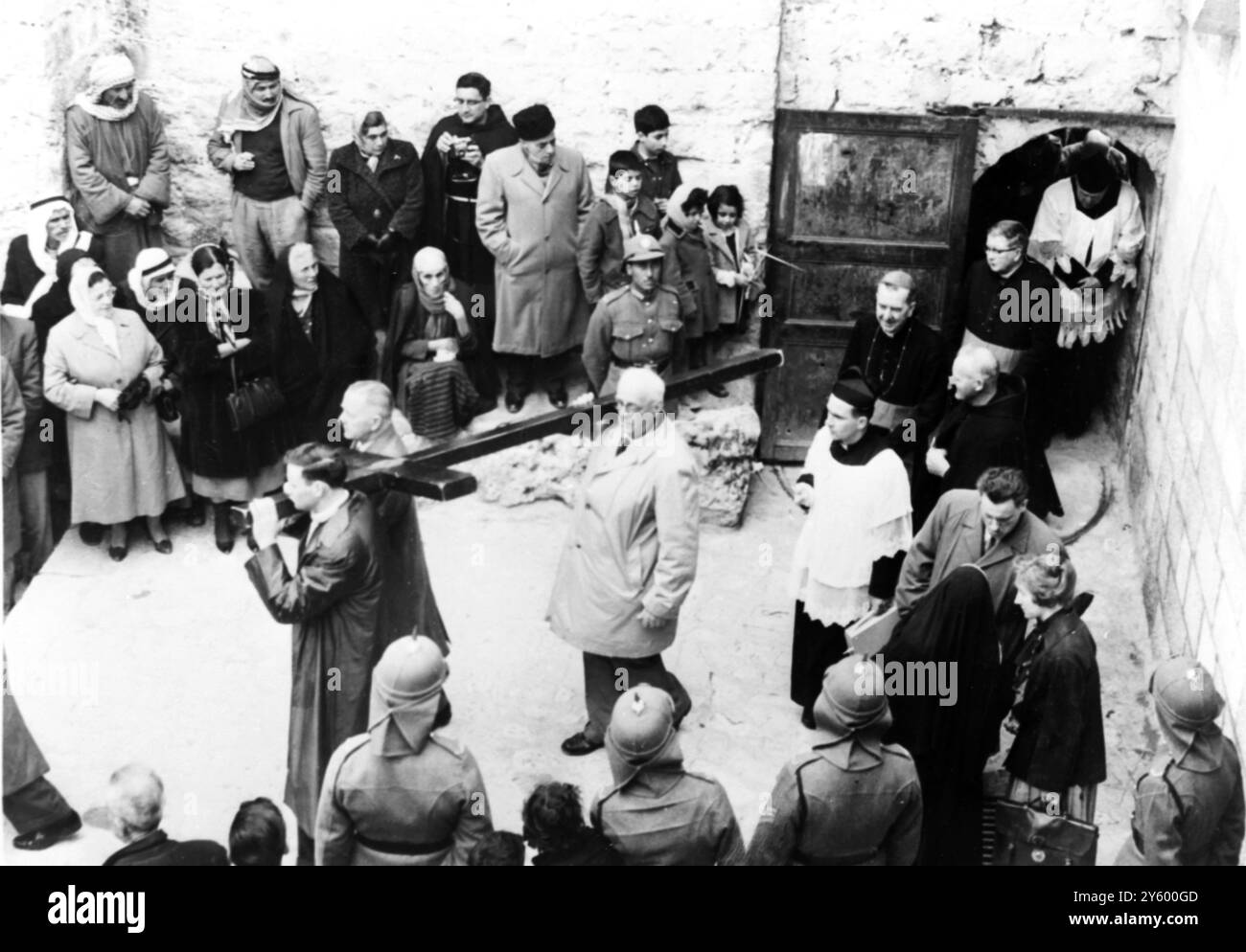 DES TECHNICIENS CHARGÉS DE L'ORDRE PUBLIC METTENT EN PLACE UN ESSAI TV LINK EICHMANN LE 2 AVRIL 1961 Banque D'Images DES TECHNICIENS CHARGÉS DE L'ORDRE PUBLIC METTENT EN PLACE UN ESSAI TV LINK EICHMANN LE 2 AVRIL 1961 Banque D'Images
