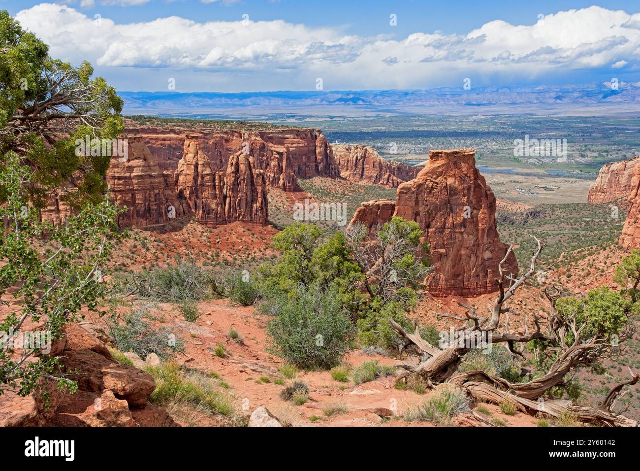 Independence Monument formation rocheuse au cœur de la vallée du canyon avec le fleuve Colorado lointain, Grand Junction au Colorado National Monument Banque D'Images
