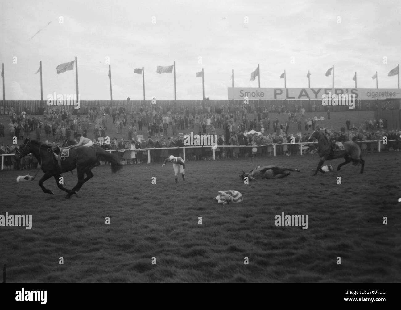 LE GRAND NATIONAL STEEPLECHASE HORSE RACING À AINTREE LE 25 MARS 1961 Banque D'Images