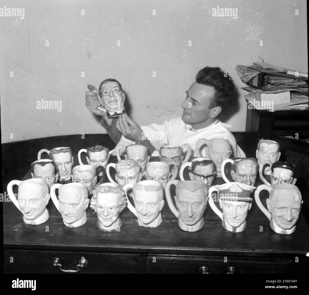 STANLEY LARGING TOBY JUGS / 24 MARS 1961 Banque D'Images
