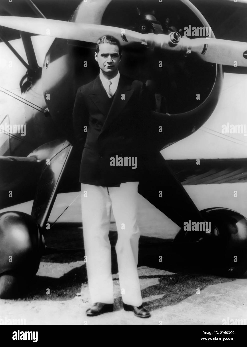 Howard Hughes. Portrait de l'aviateur américain, ingénieur et magnat des affaires, Howard Robard Hughes (1905-1976) debout devant son nouvel avion de poursuite de l'armée Boeing (Boeing 100A) à Inglewood, Californie dans les années 1940 Banque D'Images