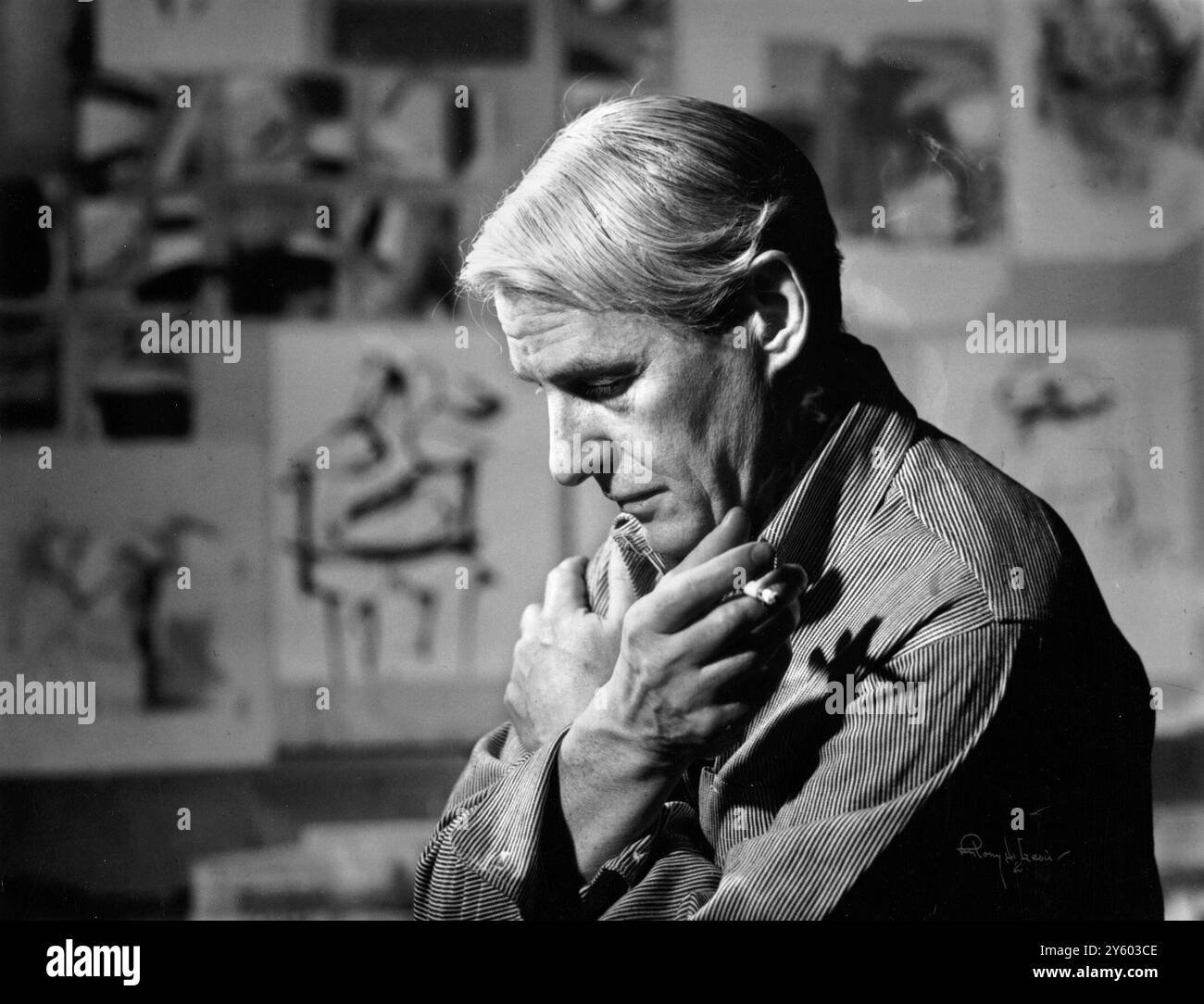 Willem de Kooning. Portrait de l'artiste néerlandais-américain Willem de Kooning (1904-1997) dans son atelier en 1961 Banque D'Images