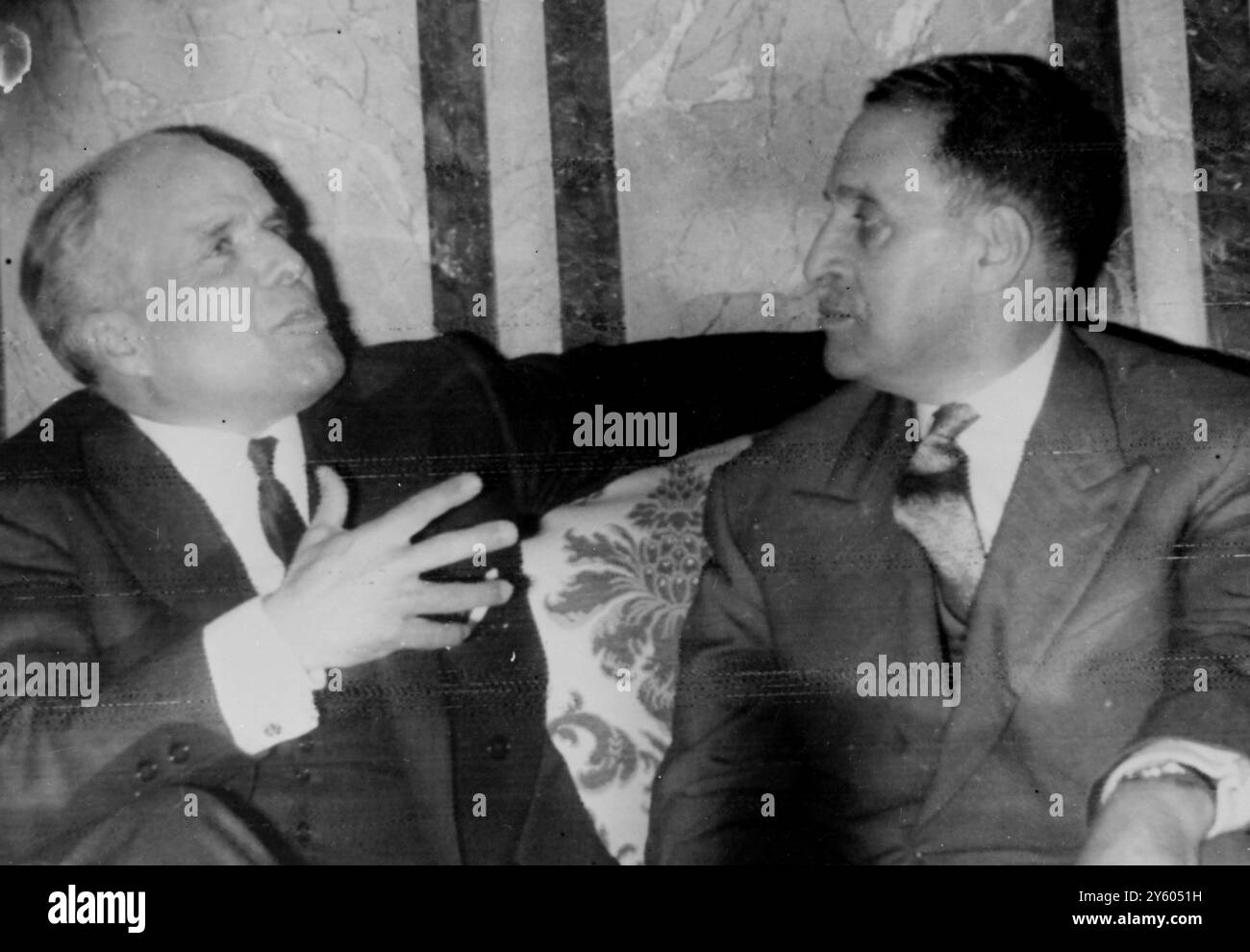 ABBAS FERHAT AVEC HABIB BOURGUIBA CONFÉRENCE À DAR-ES-SALAM LE 2 MARS 1961 Banque D'Images