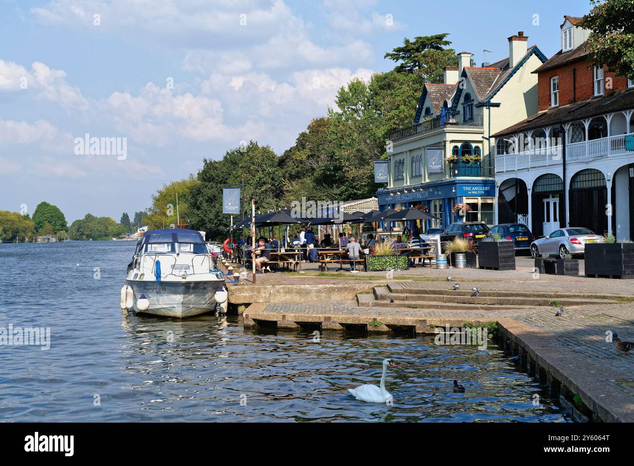 La maison publique Anglers au bord de la rivière à Walton on Thames un jour ensoleillé d'été Surrey Angleterre Royaume-Uni Banque D'Images