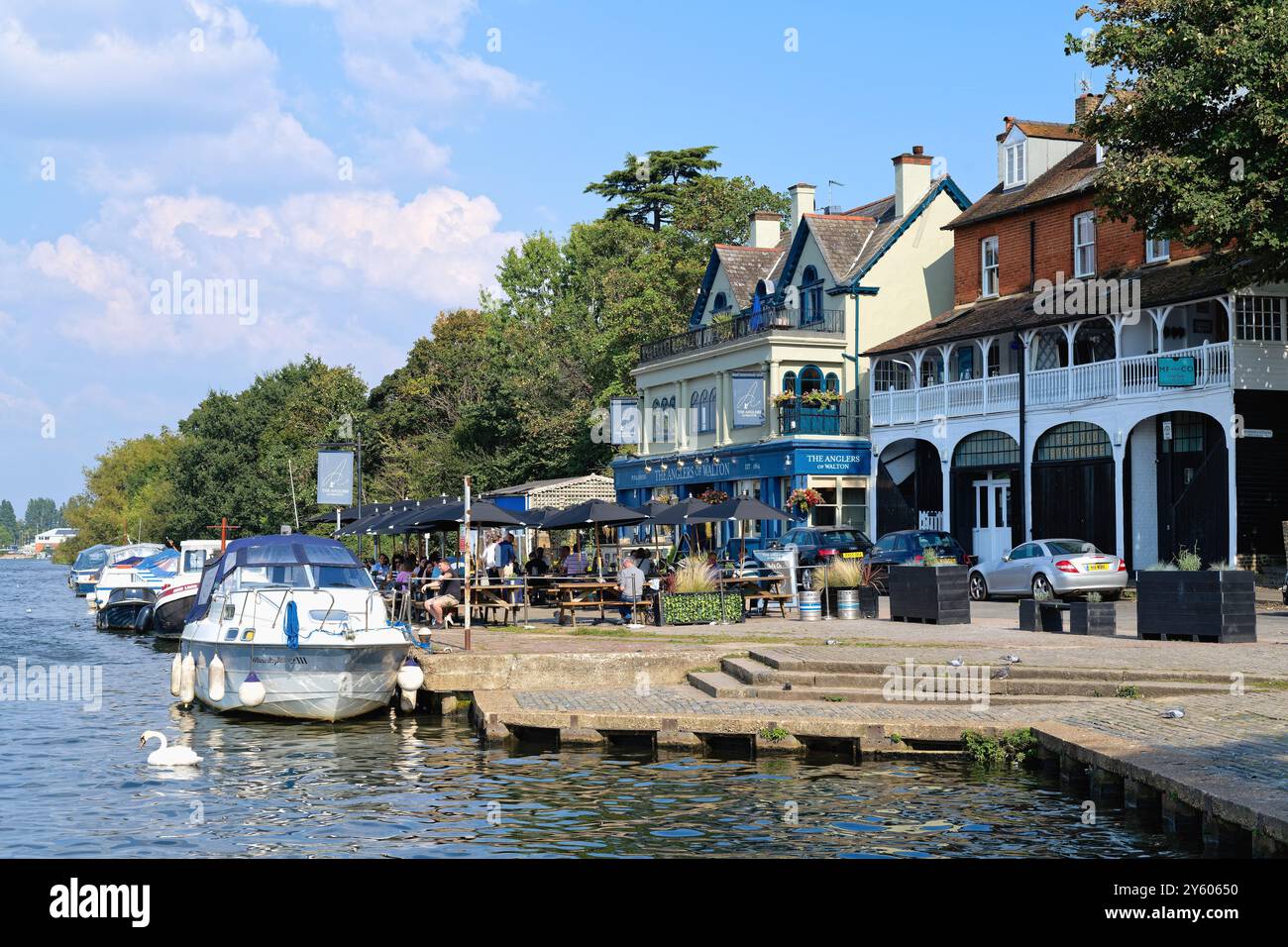 La maison publique Anglers au bord de la rivière à Walton on Thames un jour ensoleillé d'été Surrey Angleterre Royaume-Uni Banque D'Images