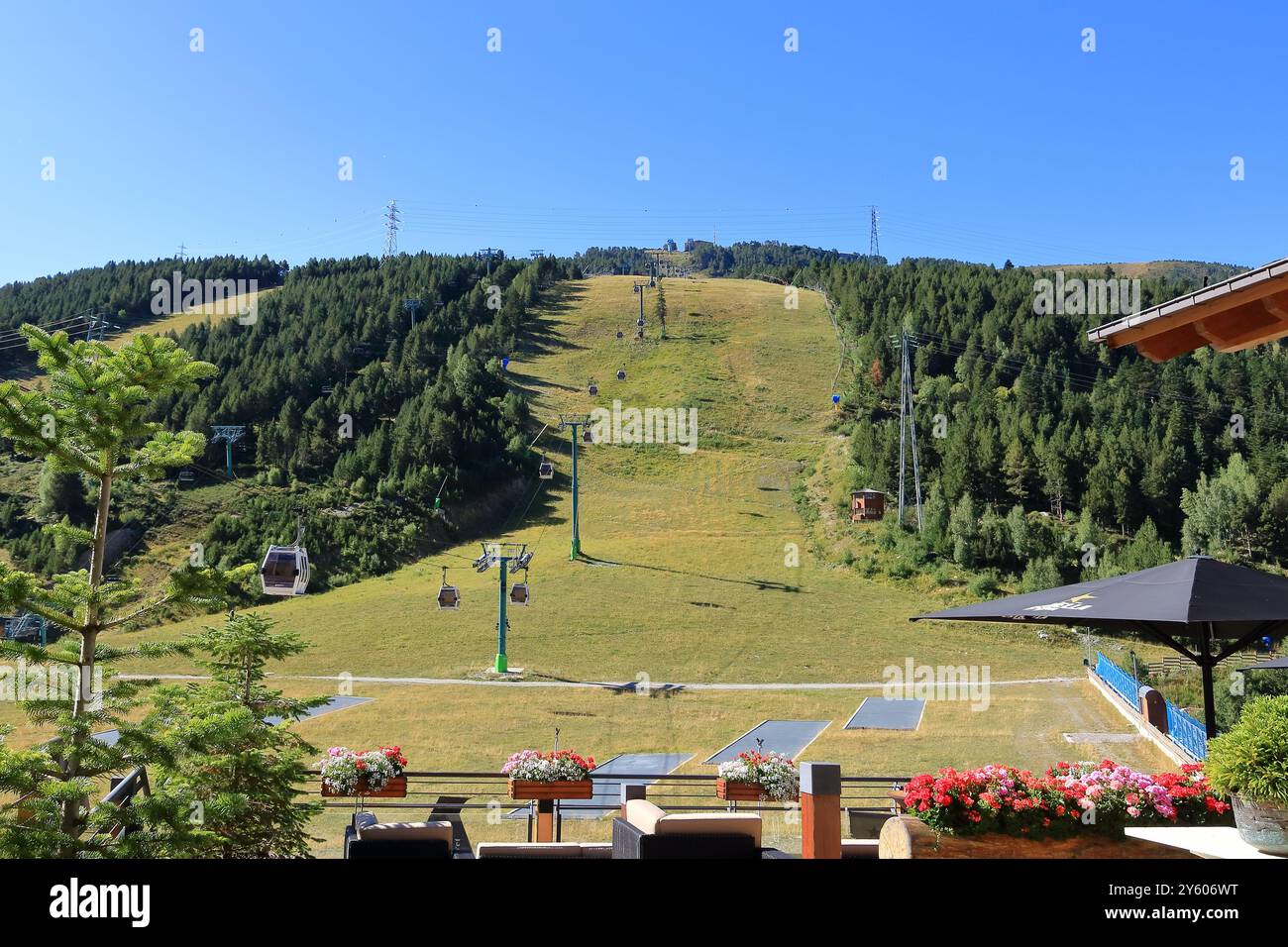 Soldeu en Andorre - août 27 2024 : remontée mécanique en service en été Banque D'Images