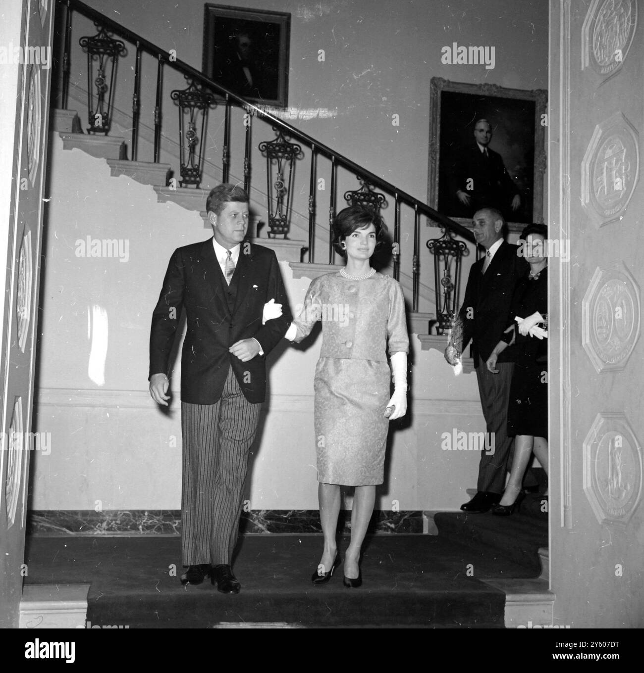 LE PRÉSIDENT AMÉRICAIN JOHN F. KENNEDY ET SA FEMME JACQUELINE À LA MAISON BLANCHE / 15 FÉVRIER 1961 Banque D'Images