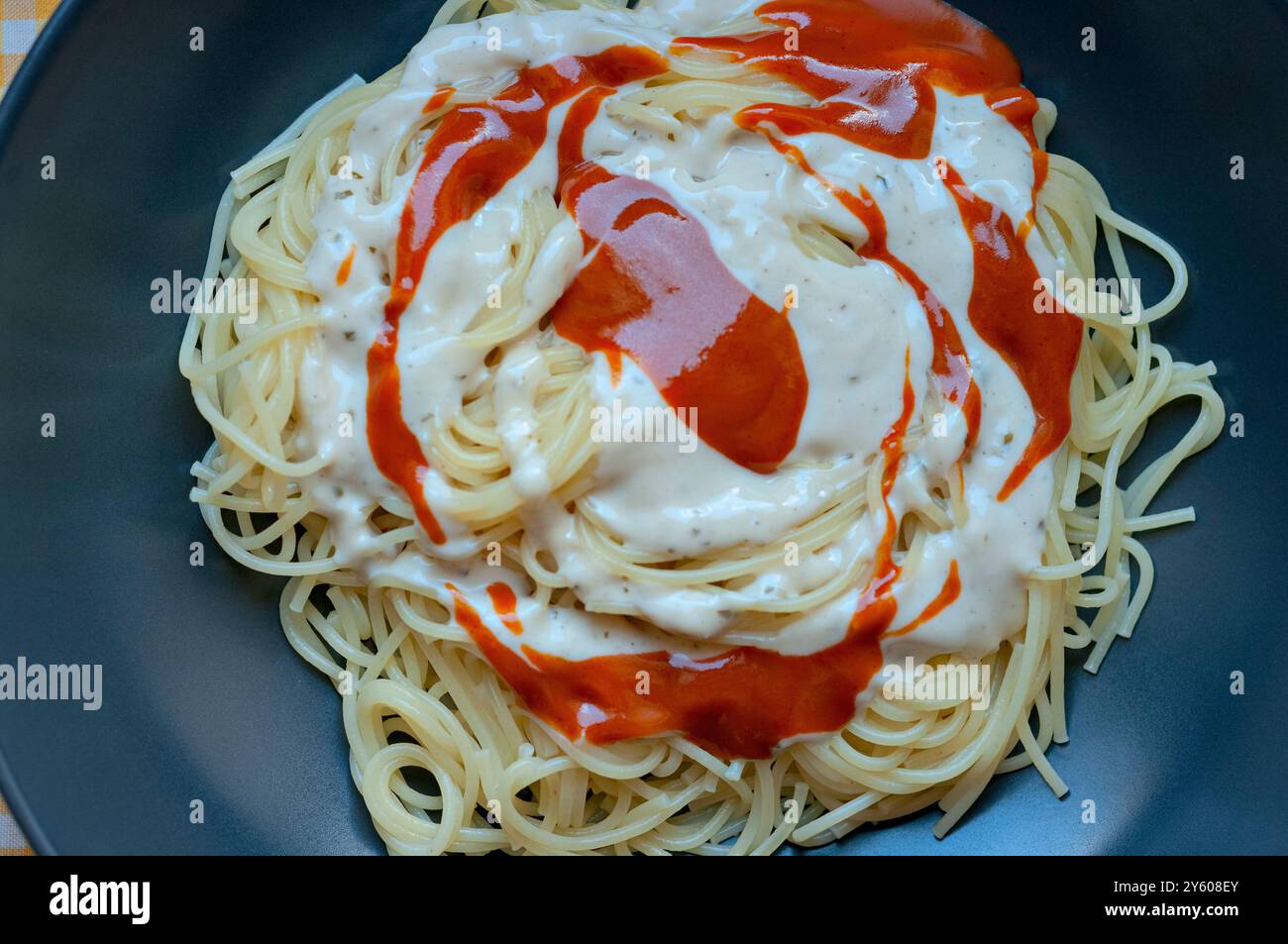 Spaghetti à la sauce tomate et mayonnaise. Banque D'Images