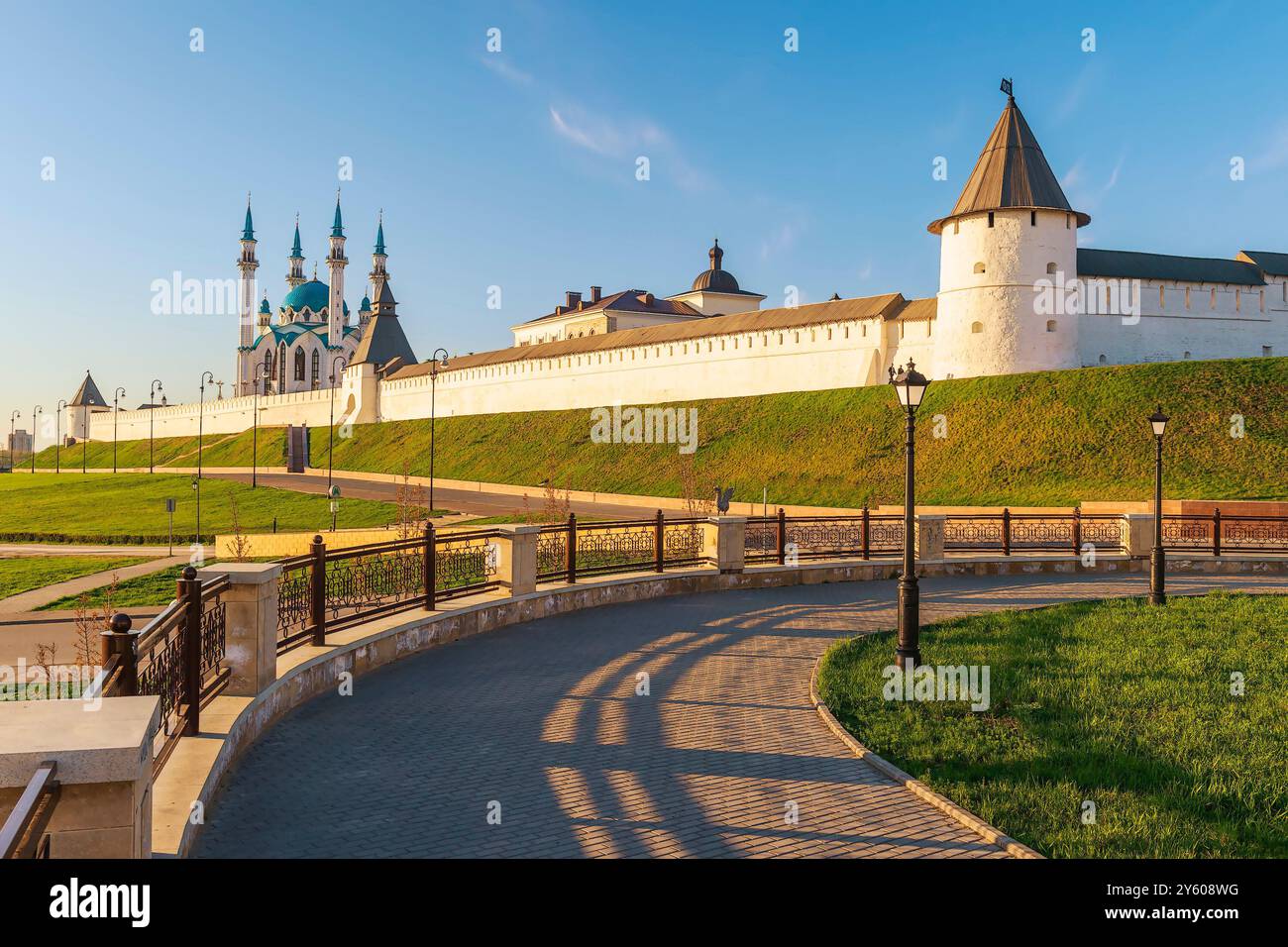 Kazan. Russie - 8 mai 2015 - vue du Kremlin de Kazan et de la Mosquée Kul Sharif juste avant le coucher du soleil Banque D'Images Kazan. Russie - 8 mai 2015 - vue du Kremlin de Kazan et de la Mosquée Kul Sharif juste avant le coucher du soleil Banque D'Images