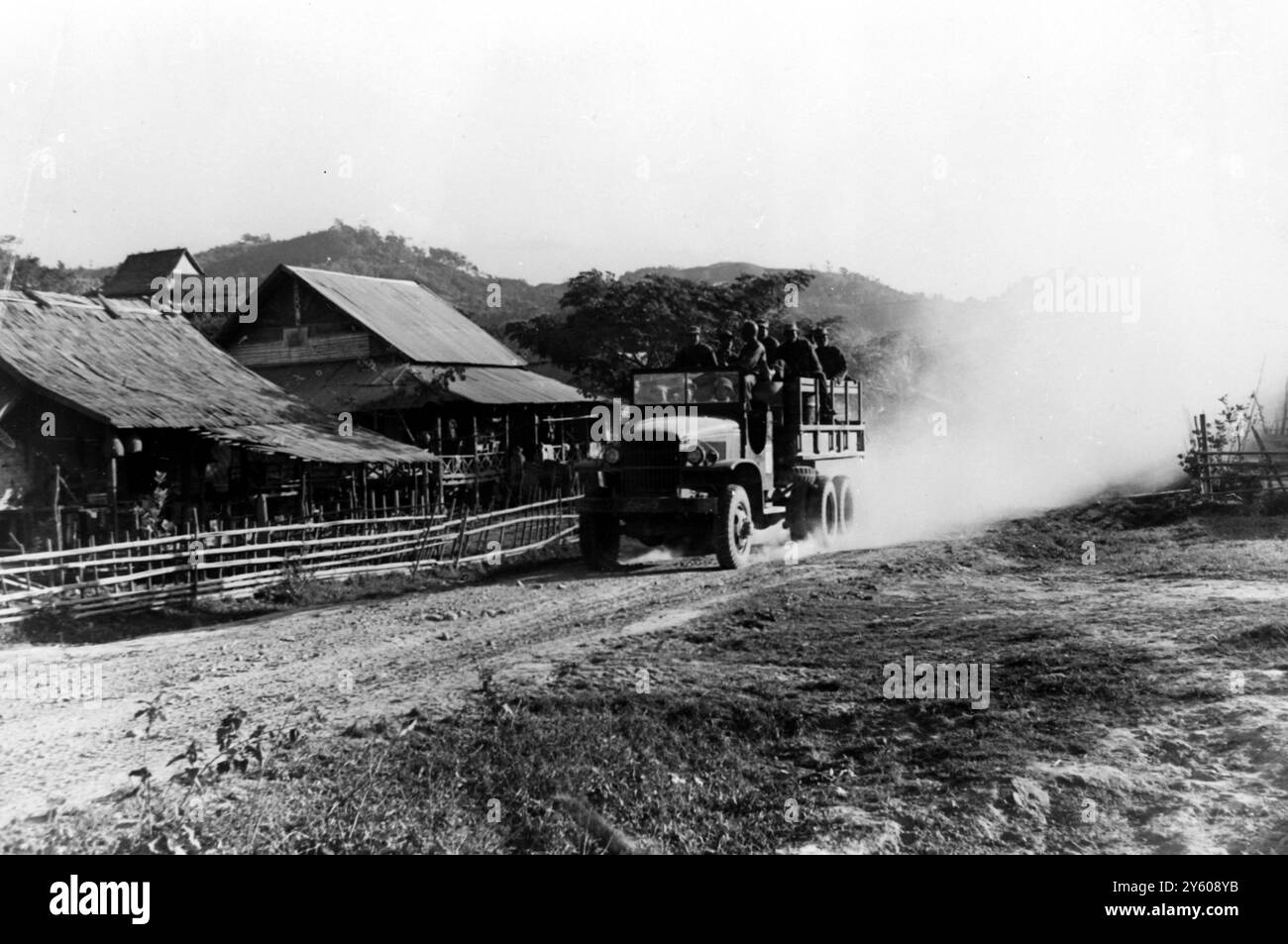 Moung Kassy : des renforts arrivent ici en camions le 23 janvier 1961 pour poursuivre l'offensive de l'Armée royale loatienne . La route poussiéreuse de la jungle qui serpente à travers les jungles de Ban Pha Tang à Moung Kassy ne fait qu'une trentaine de miles , mais il a fallu au convoi quatre heures pour parcourir les distances. Banque D'Images