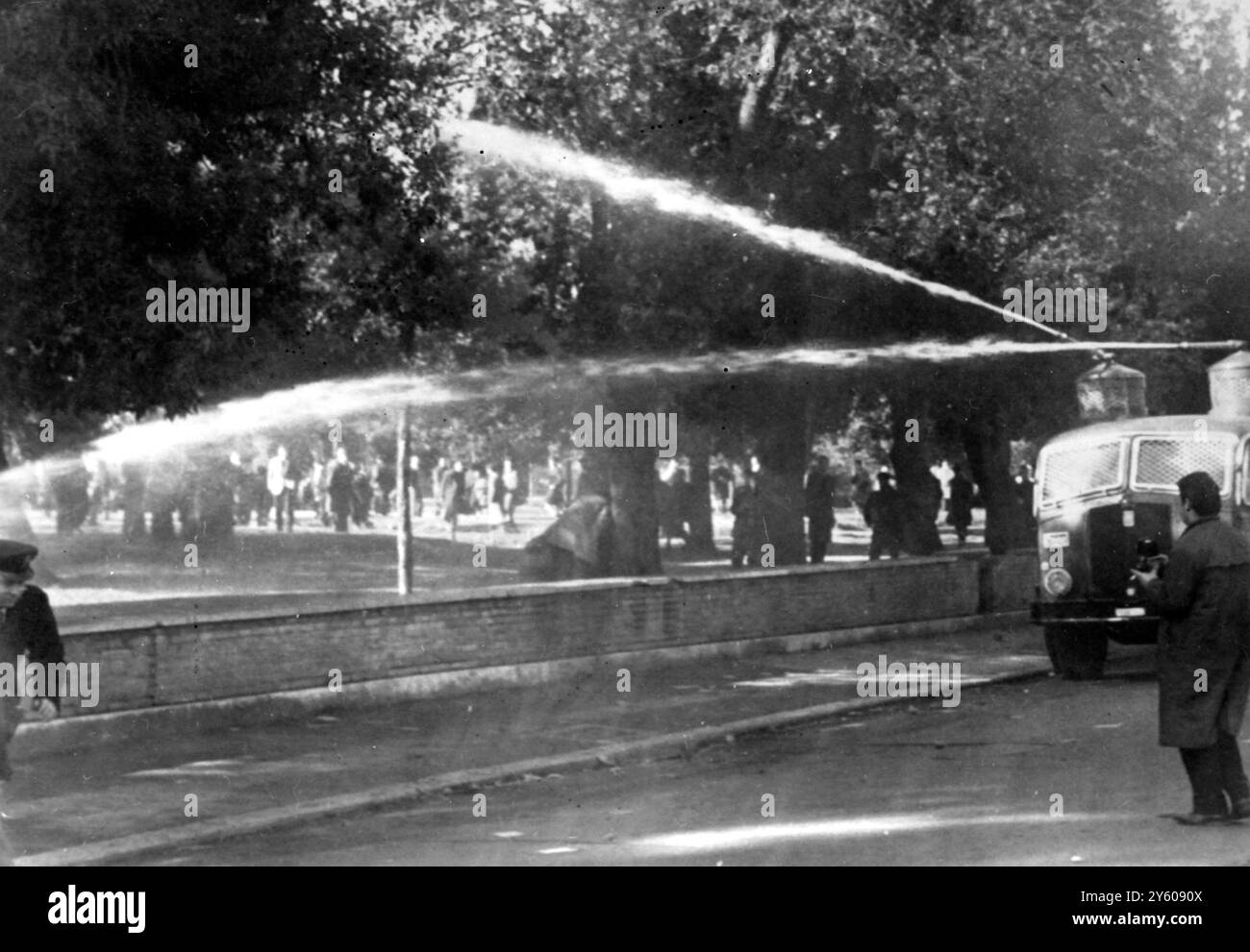 MANIFESTATION CONTRE LA MANIFESTATION ÉTUDIANTE DU HAUT-ADIGE - LA POLICE UTILISE DES CAMIONS D'EAU 3 FÉVRIER 1961 Banque D'Images