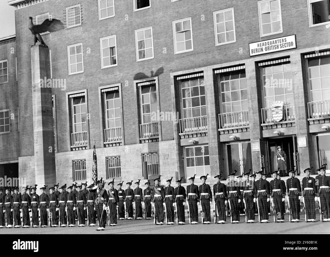 L'ARMÉE BRITANNIQUE KINGS OWN SCOTTISH BORDERERS MONTE LA GARDE BERLIN 19 JANVIER 1961 Banque D'Images