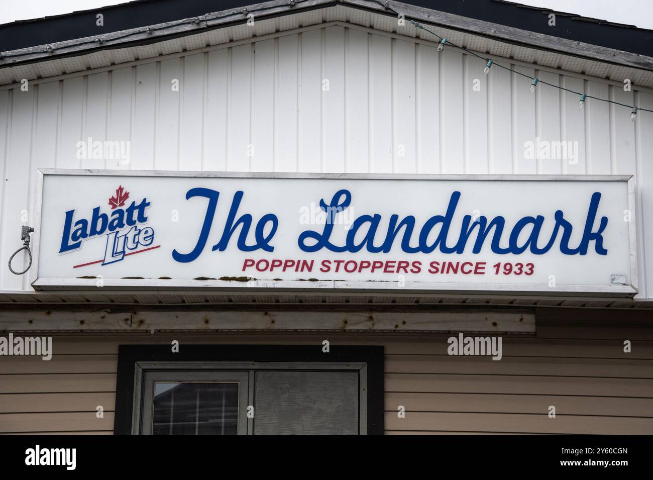 Le panneau Landmark, un pub abandonné et délabré sur la route de conception Bay à conception Harbour, Terre-Neuve-et-Labrador, Canada Banque D'Images