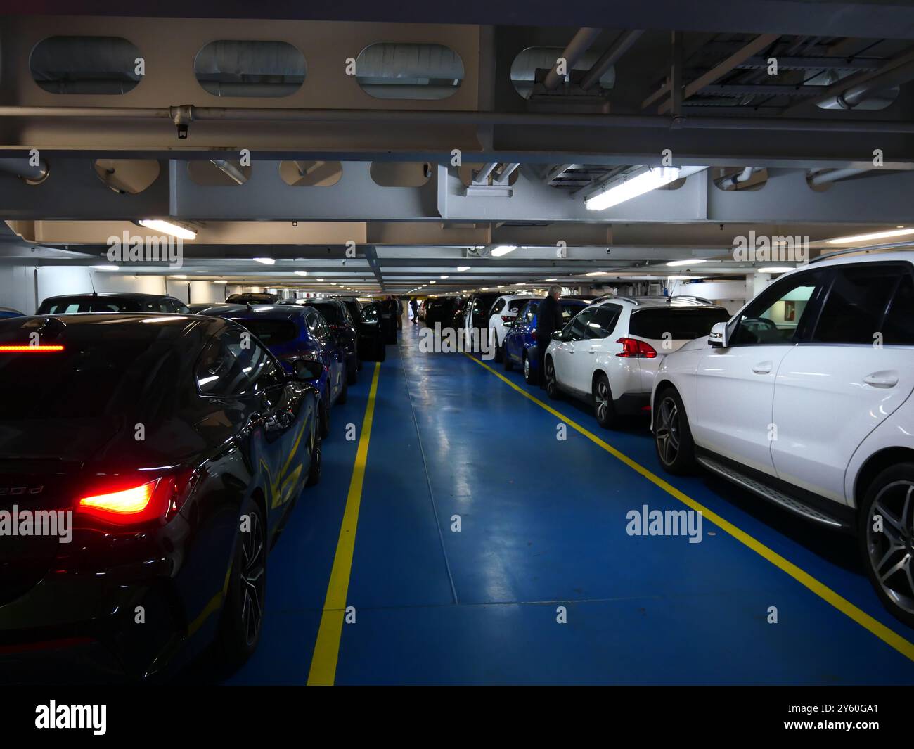 Pont de voiture sur un rouleau Brittany Ferries sur rouleau de ferry voyageant entre l'Angleterre et la France. Banque D'Images