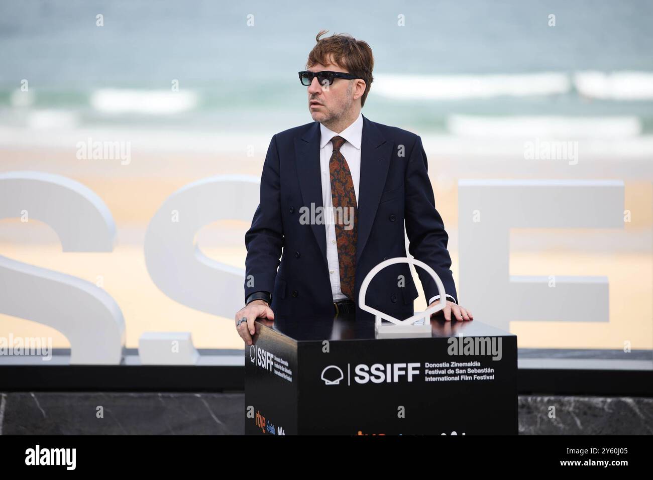 Donostia-Saint-Sébastien, pays Basque, Espagne. 23 septembre 2024. Festival du film. SSIFF 72. Albert Serra (réalisateur) sur la terrasse Kursaal à la photocall pour le film 'Tardes de soledad', qui fait partie de la sélection officielle de la 72ème édition du Festival International du film de San Sebastián Zinemaldia, à Donostia-San Sebastian le 23 septembre 2024. Crédit : Iñigo Alzugaray/cordon Press crédit : CORDON PRESS/Alamy Live News Banque D'Images