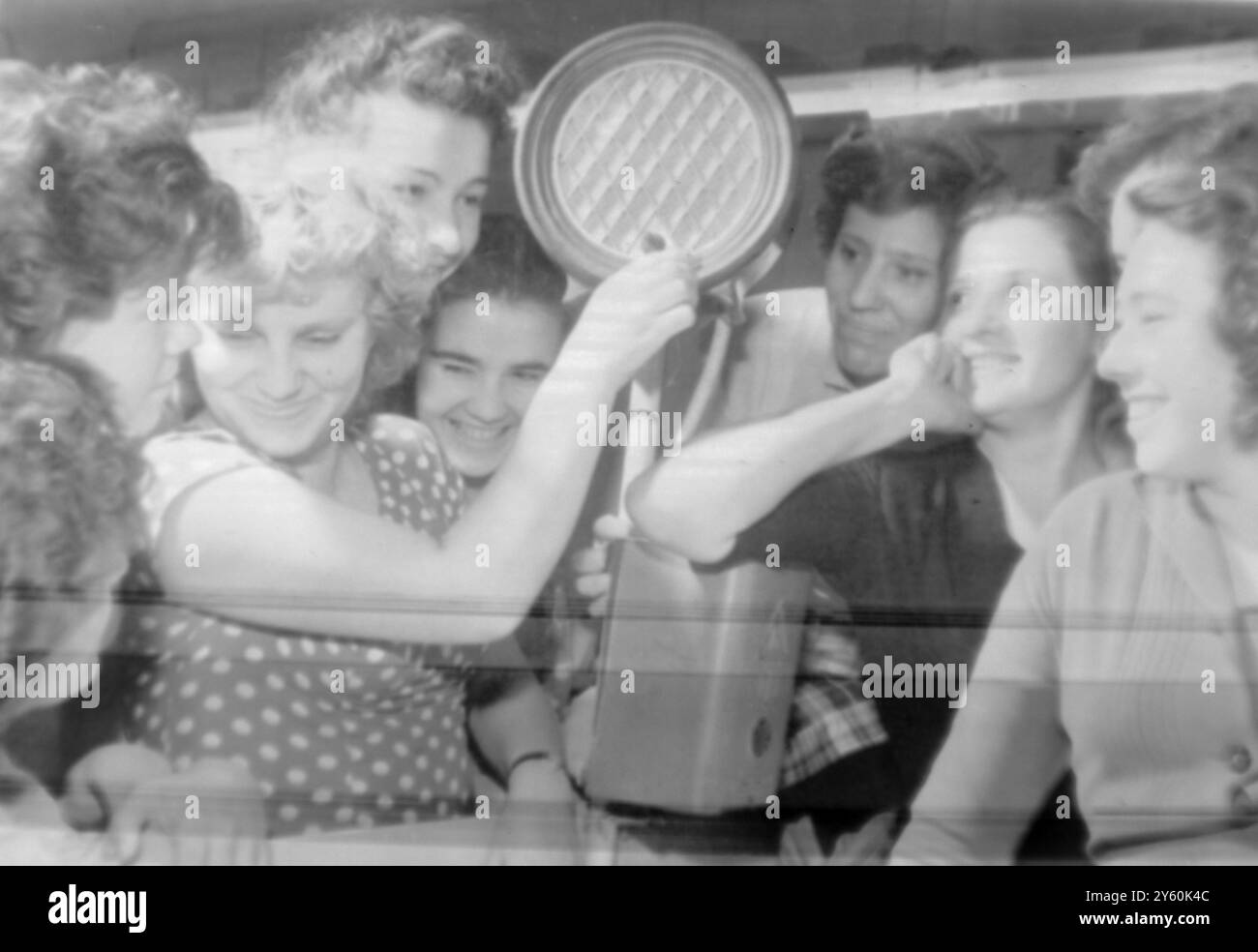 USINES LES FILLES DANS L'USINE ÉCOUTENT LA RADIO COMME VAISSEAU SPATIAL LANCÉ LE 1ER DÉCEMBRE 1960 Banque D'Images