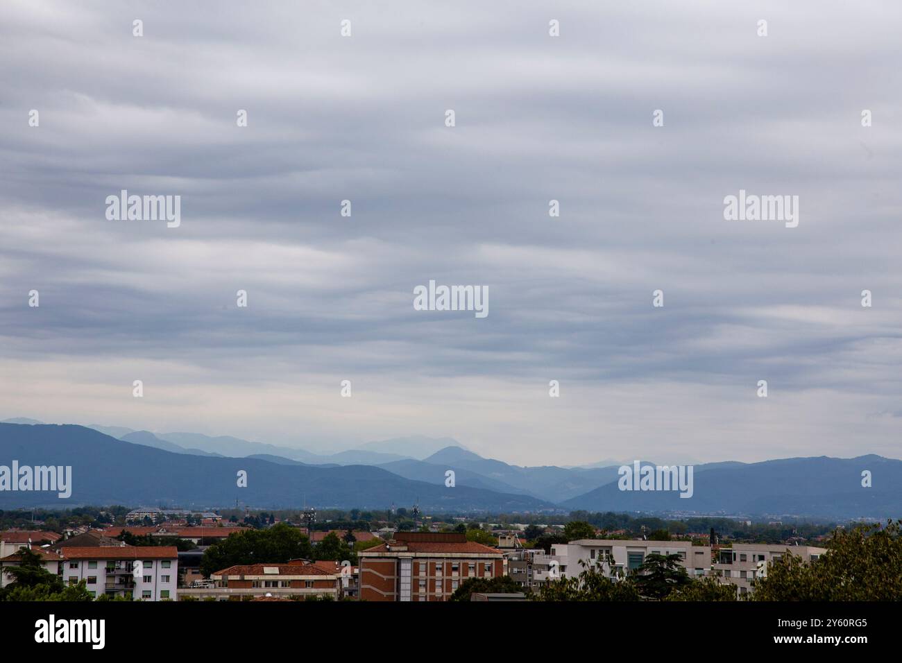 Panorama des Alpi et Prealpi Giulie, vu d'en haut Udine, Friuli Venezia Giulia, Italie Banque D'Images