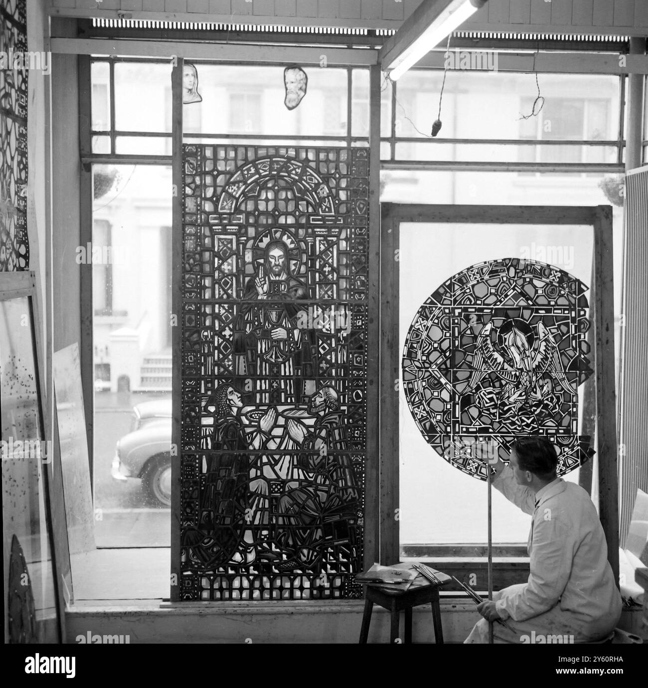 PRÉPARATION DES VITRAUX POUR L'ÉGLISE D'EBENEZER 31 OCTOBRE 1960 Banque D'Images