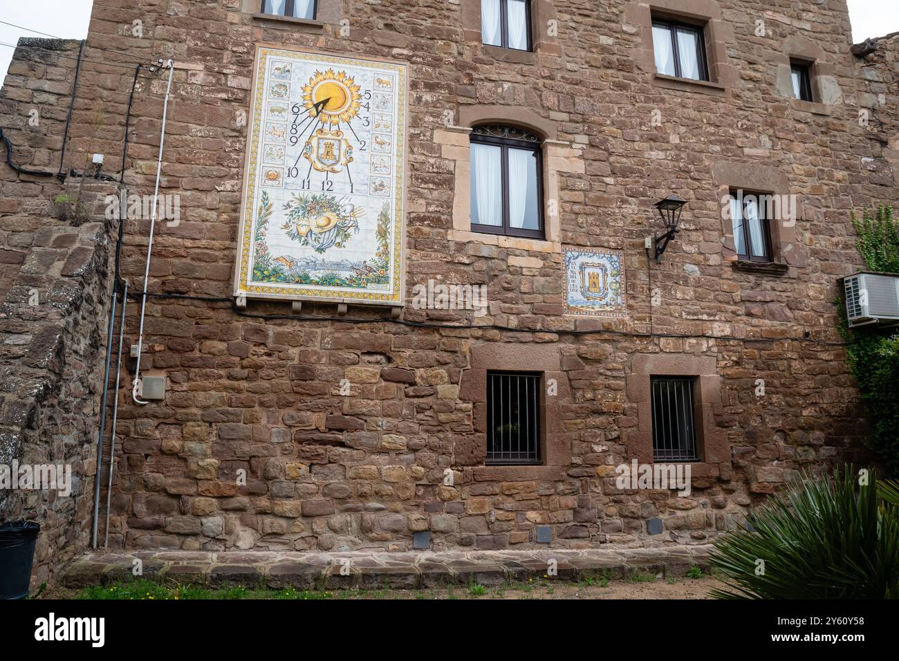 Cadran solaire formé par un panneau mural en céramique, de forme rectangulaire, il est composé de 286 pièces polychromes mesurant 1,5 m par 3,6 m, L'estany, Catalogne, Spa Banque D'Images