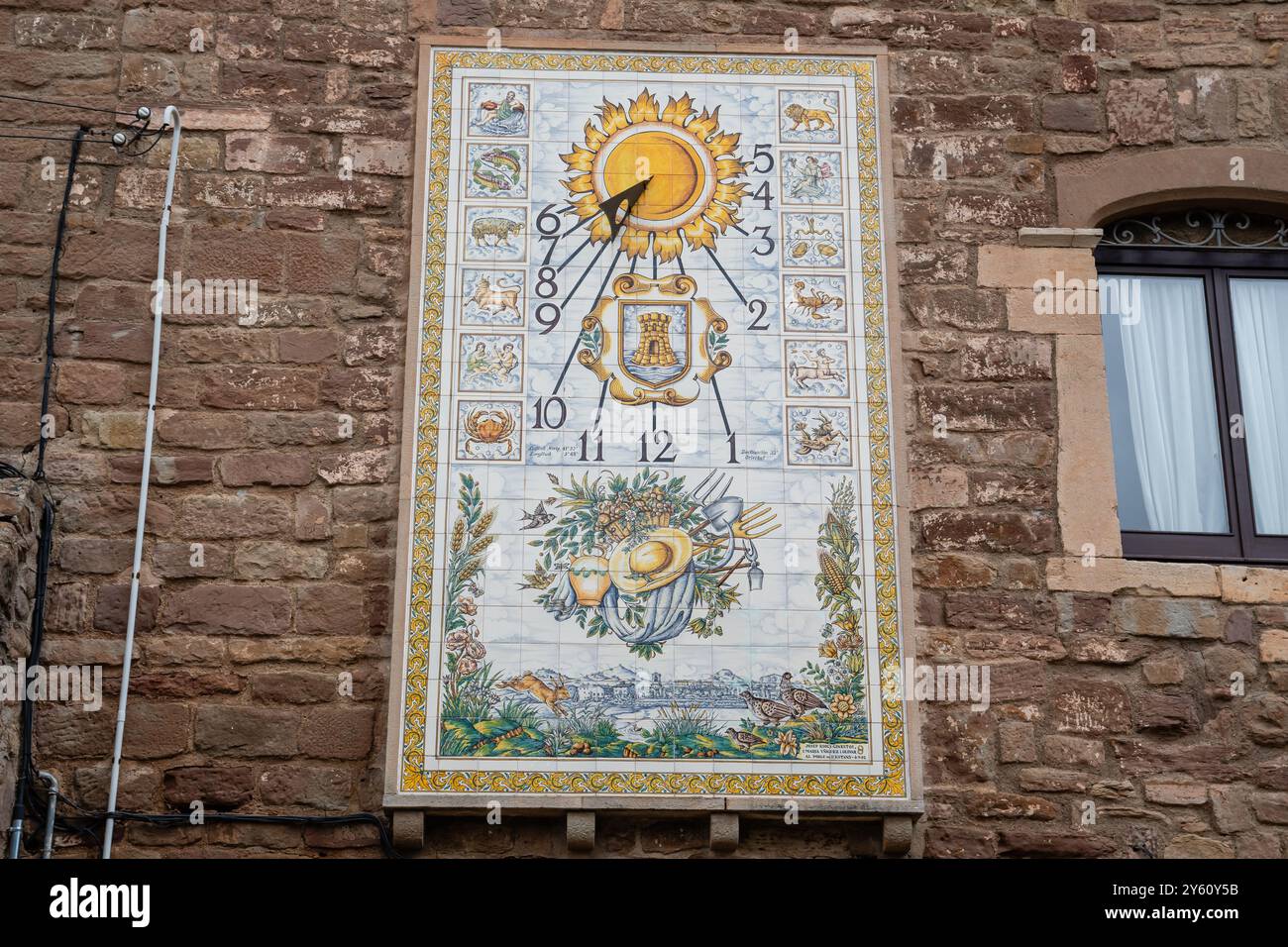 Cadran solaire formé par un panneau mural en céramique, de forme rectangulaire, il est composé de 286 pièces polychromes mesurant 1,5 m par 3,6 m, L'estany, Catalogne, Spa Banque D'Images